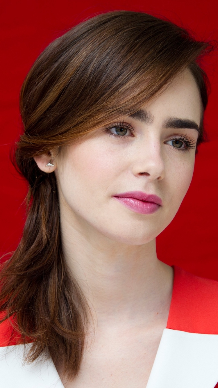 Download mobile wallpaper English, Face, Brunette, Green Eyes, Celebrity, Actress, Lipstick, Lily Collins for free.