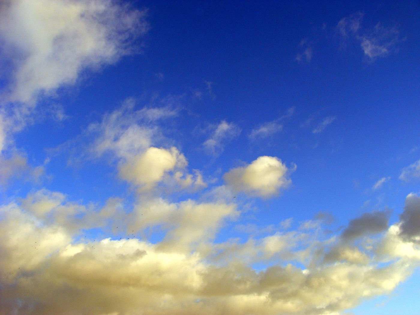 Скачати мобільні шпалери Хмари, Пейзаж, Небо безкоштовно.
