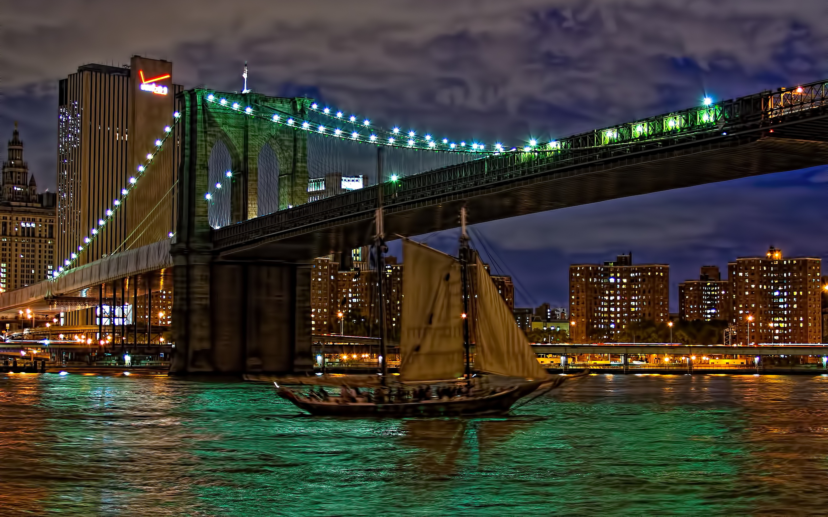 Скачать картинку Мосты, Ночь, Свет, Мост, Здание, Городской Пейзаж, Нью Йорк, Парусная Лодка, Бруклинский Мост, Сделано Человеком в телефон бесплатно.