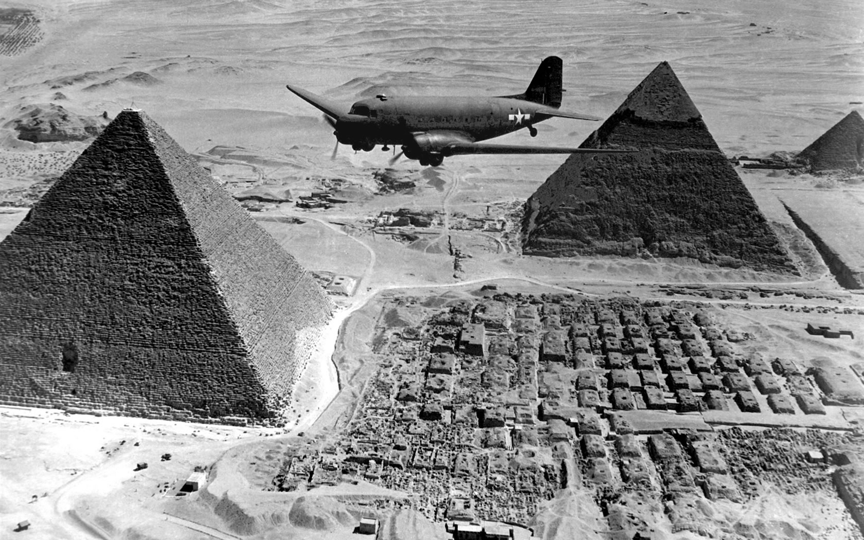 Скачать картинку Самолет, Пирамида, Военные в телефон бесплатно.