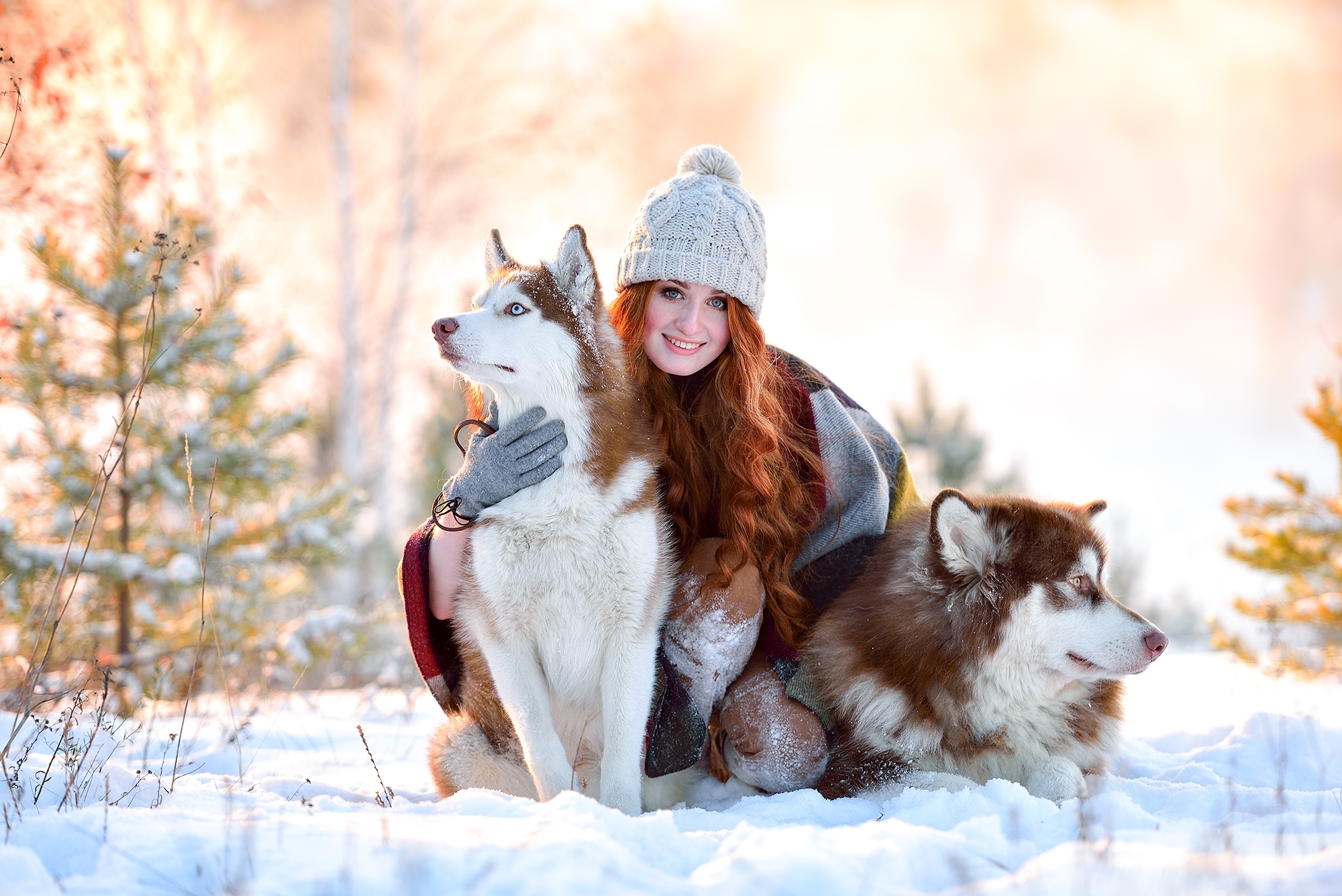 746792 descargar imagen mujeres, estado de ánimo, perro, sombrero, perro esquimal, pelirrojo, sonreír, nieve, invierno: fondos de pantalla y protectores de pantalla gratis