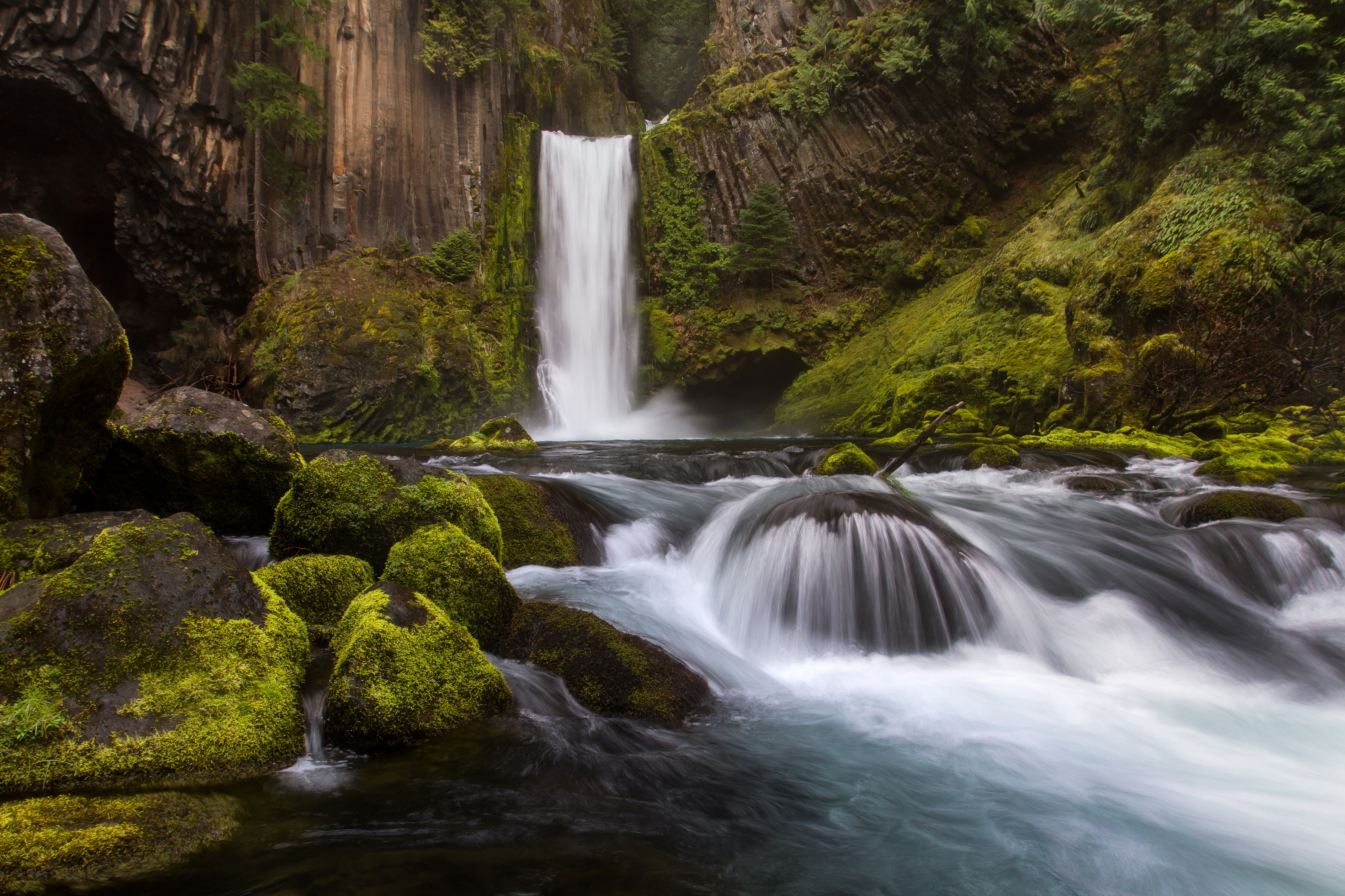 Descarga gratuita de fondo de pantalla para móvil de Naturaleza, Cascadas, Rio, Cascada, Acantilado, Musgo, Tierra/naturaleza.