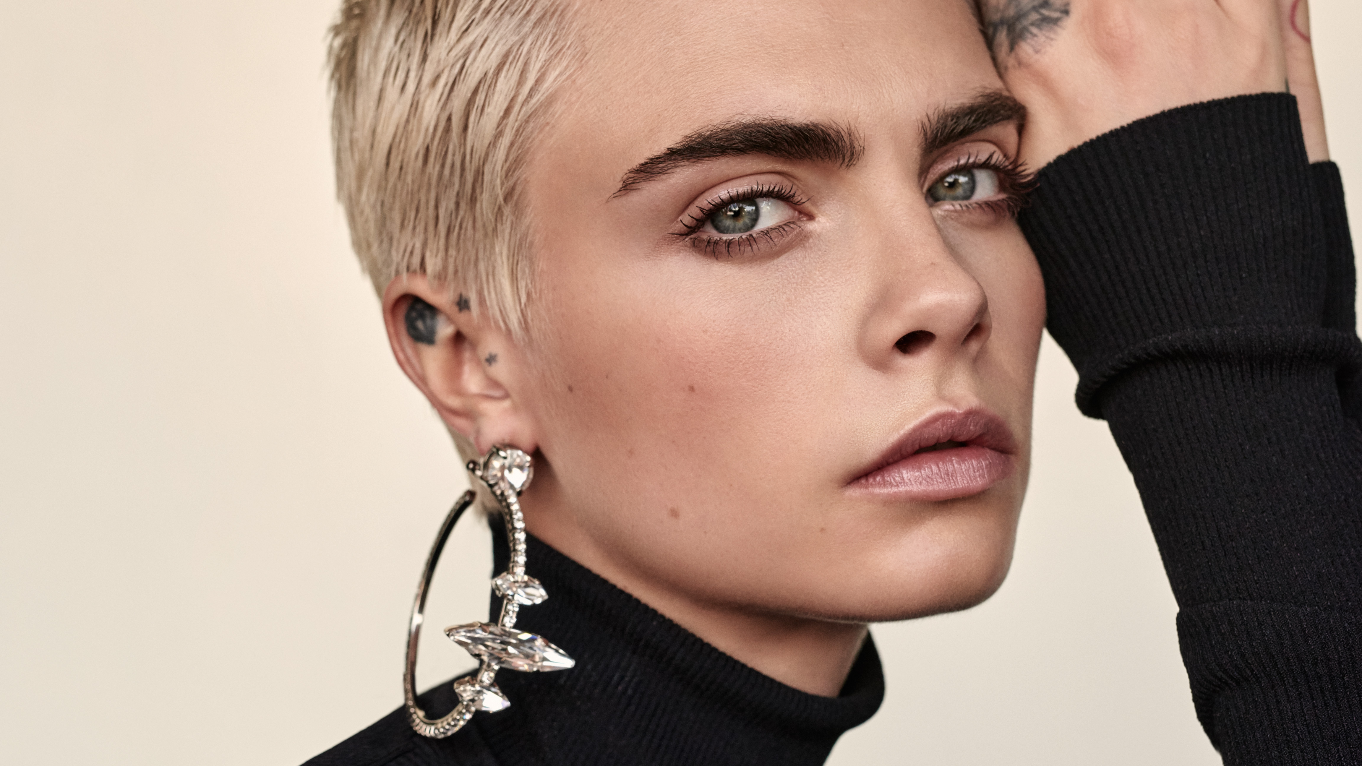 Téléchargez gratuitement l'image Fermer, Anglais, Visage, Yeux Bleus, Des Boucles D'oreilles, Célébrités, Top Model, Actrice, Cara Delevingne sur le bureau de votre PC