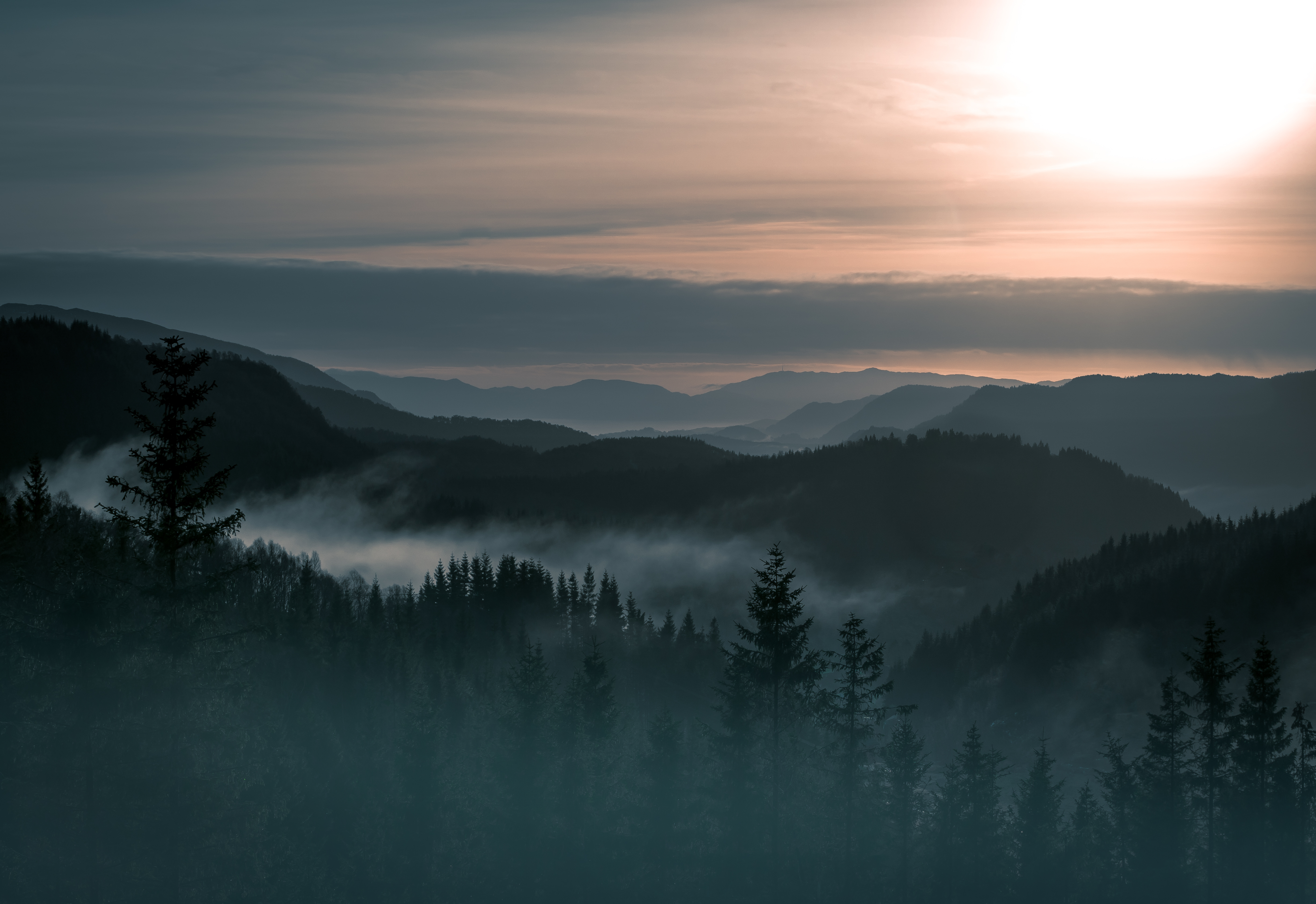 Handy-Wallpaper Landschaft, Natur, Wald, Nebel, Gebirge, Norwegen, Sonnenuntergang, Erde/natur kostenlos herunterladen.