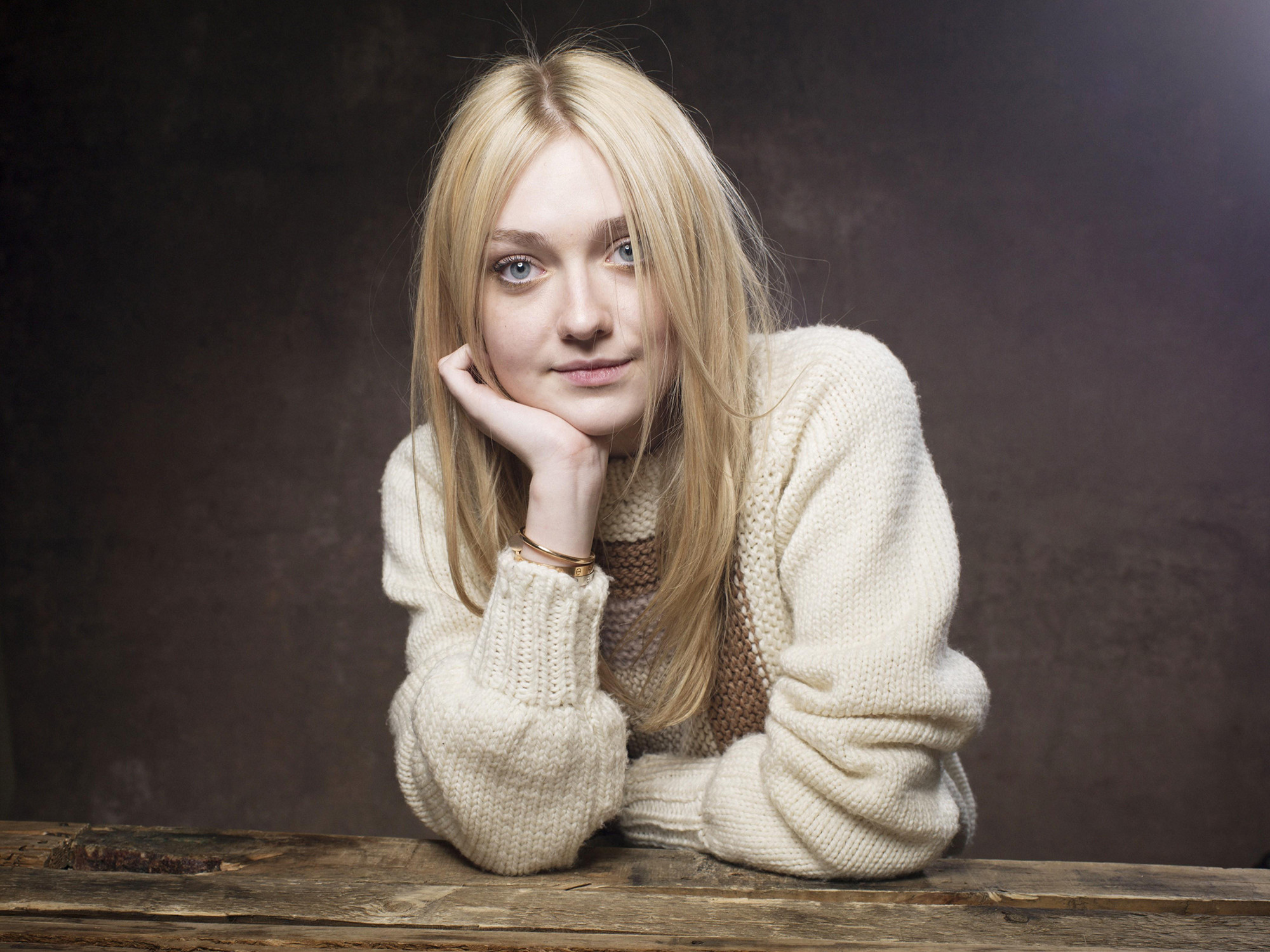 Download mobile wallpaper Blonde, Blue Eyes, Celebrity, Actress, Dakota Fanning for free.