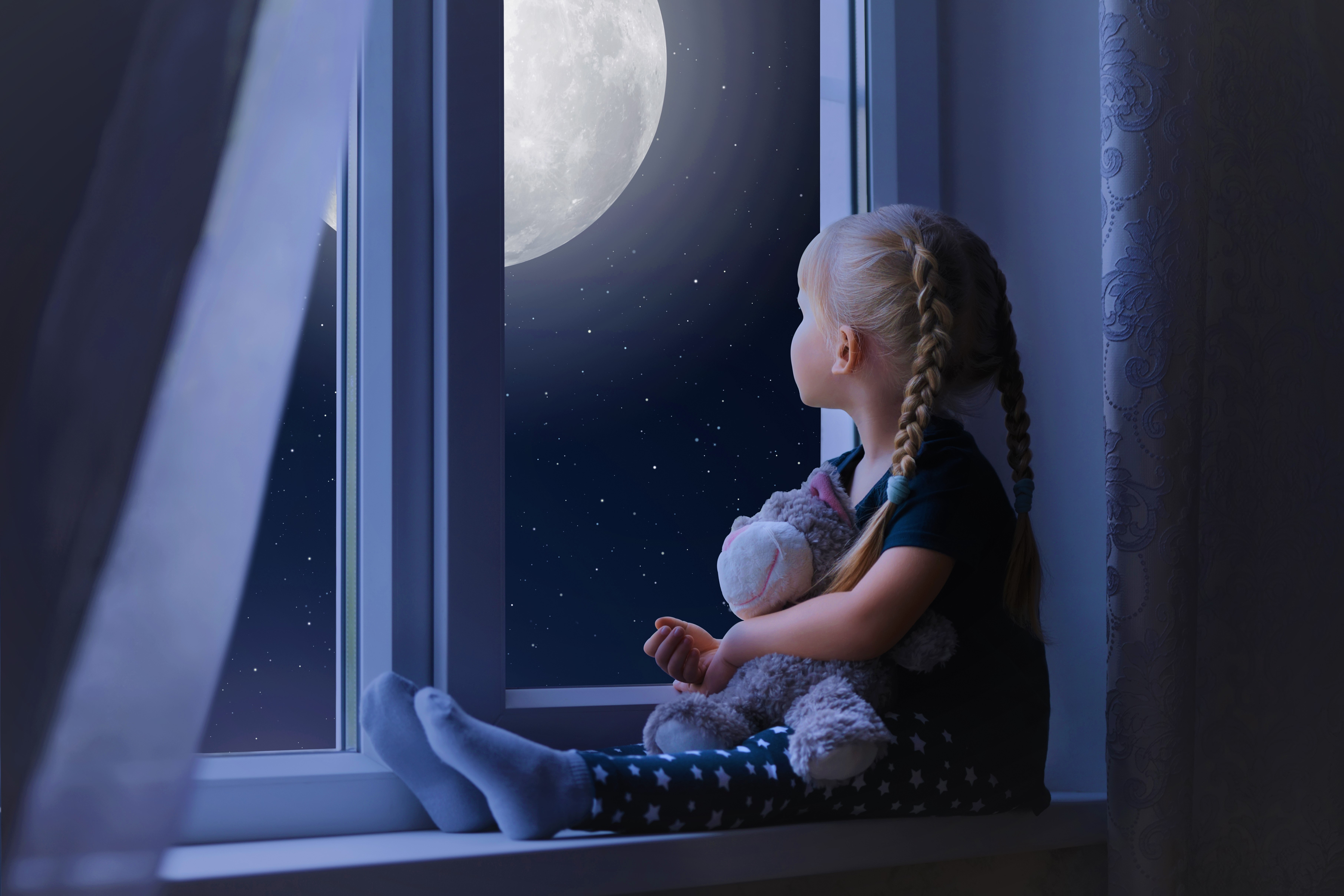 Laden Sie das Mond, Süß, Fenster, Kind, Fotografie, Nacht, Blondinen, Kleines Mädchen-Bild kostenlos auf Ihren PC-Desktop herunter