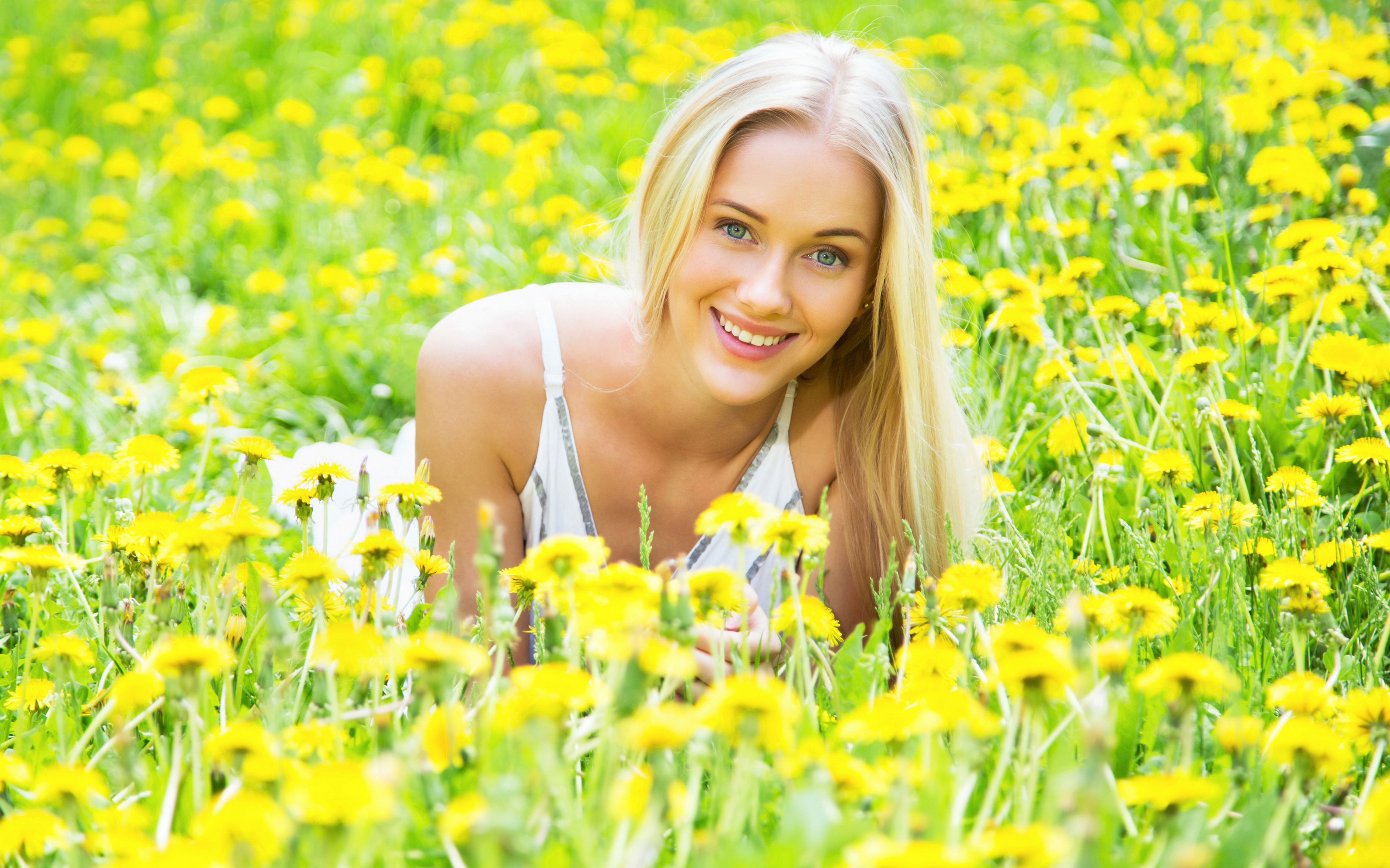 無料モバイル壁紙ブロンド, 青い目, モデル, 笑顔, 女性, 黄色い花をダウンロードします。