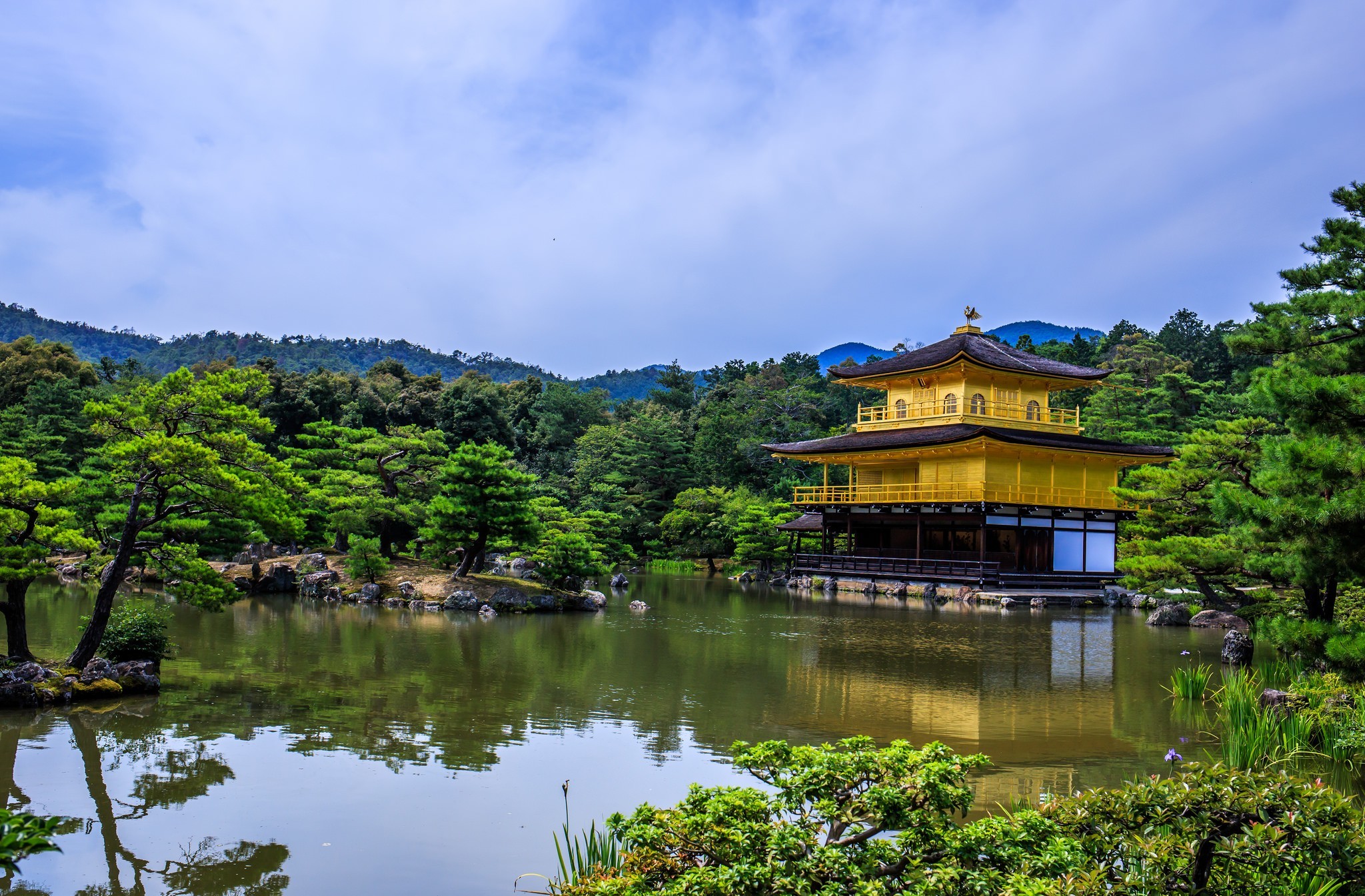 345535 descargar fondo de pantalla religioso, kinkaku ji, colina, japón, kioto, estanque, madera, templos: protectores de pantalla e imágenes gratis