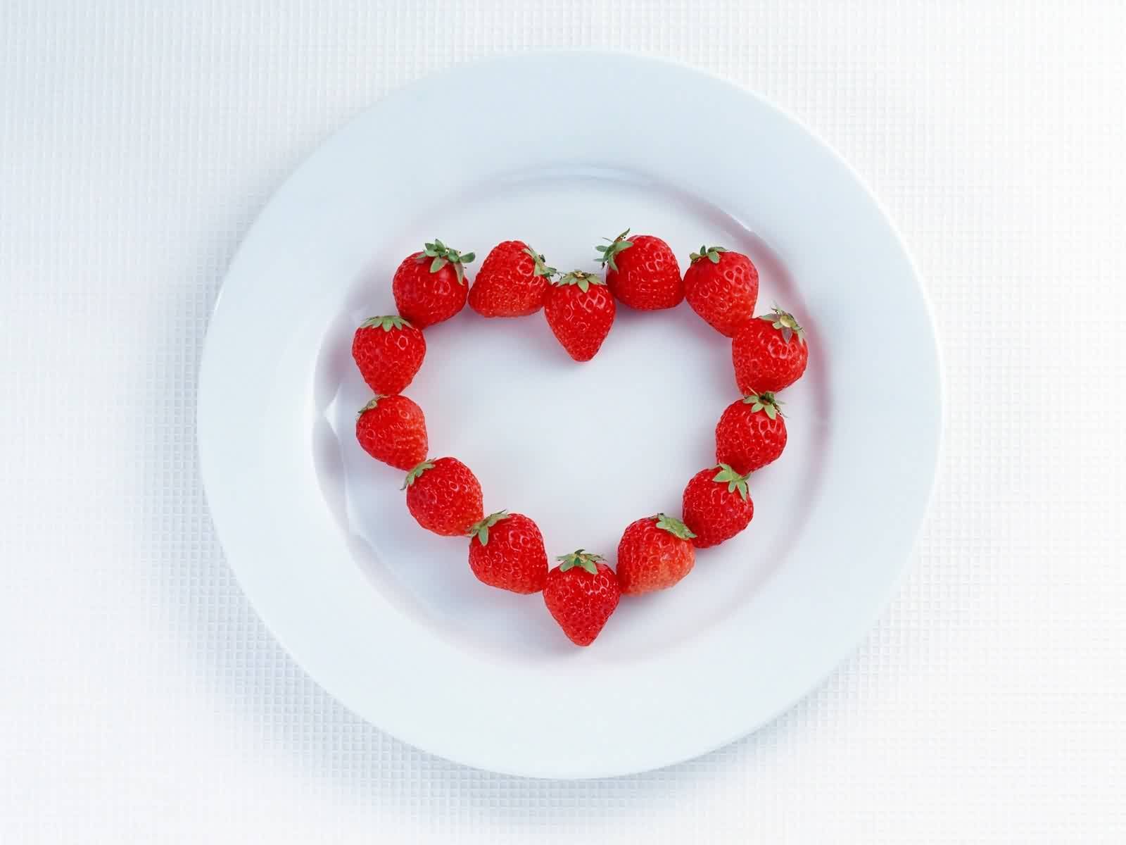 Laden Sie das Obst, Lebensmittel, Liebe, Valentinstag, Berries, Erdbeere, Herzen-Bild kostenlos auf Ihren PC-Desktop herunter
