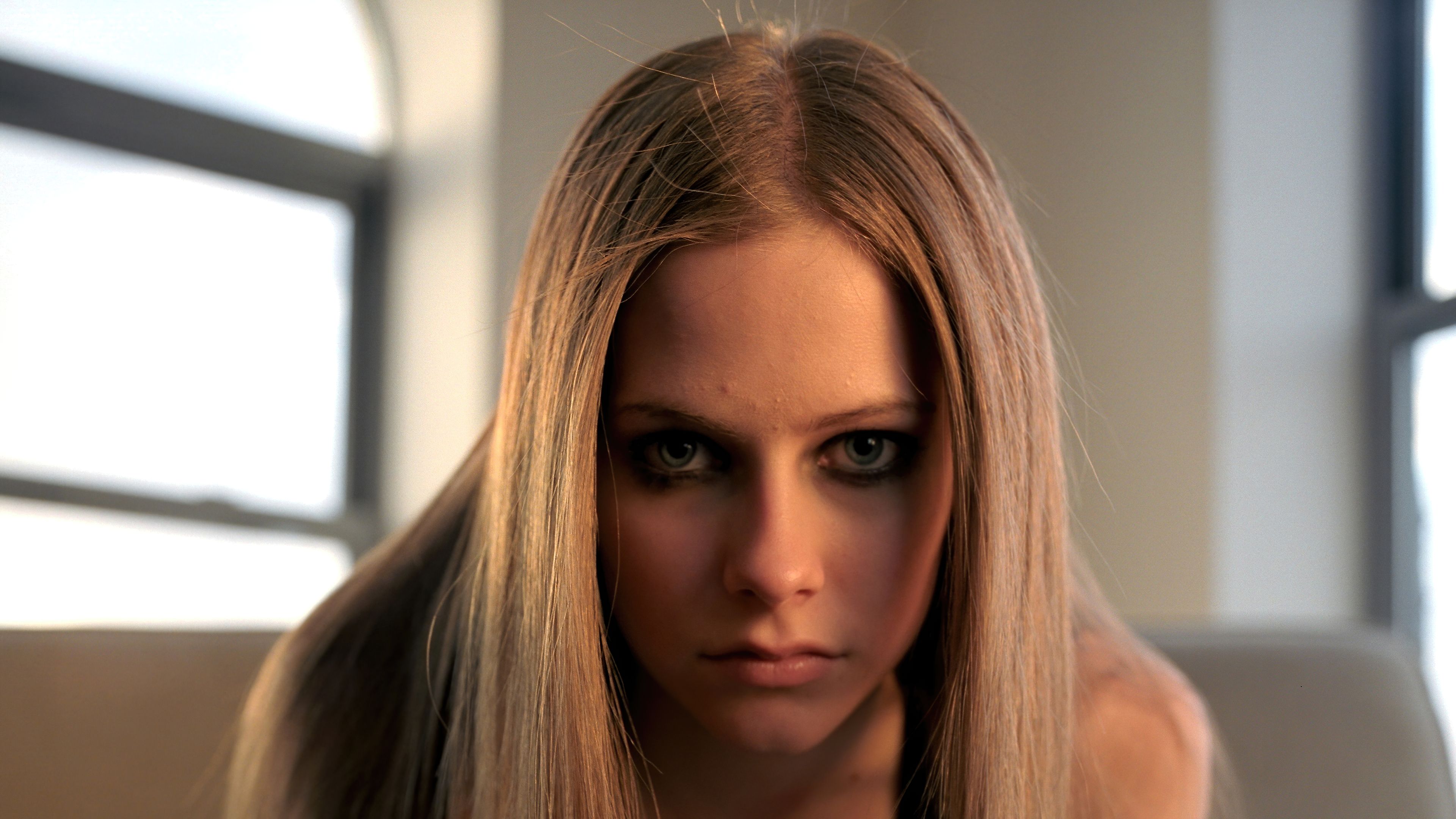 Download mobile wallpaper Music, Avril Lavigne, Singer, Blonde, Face, Canadian for free.