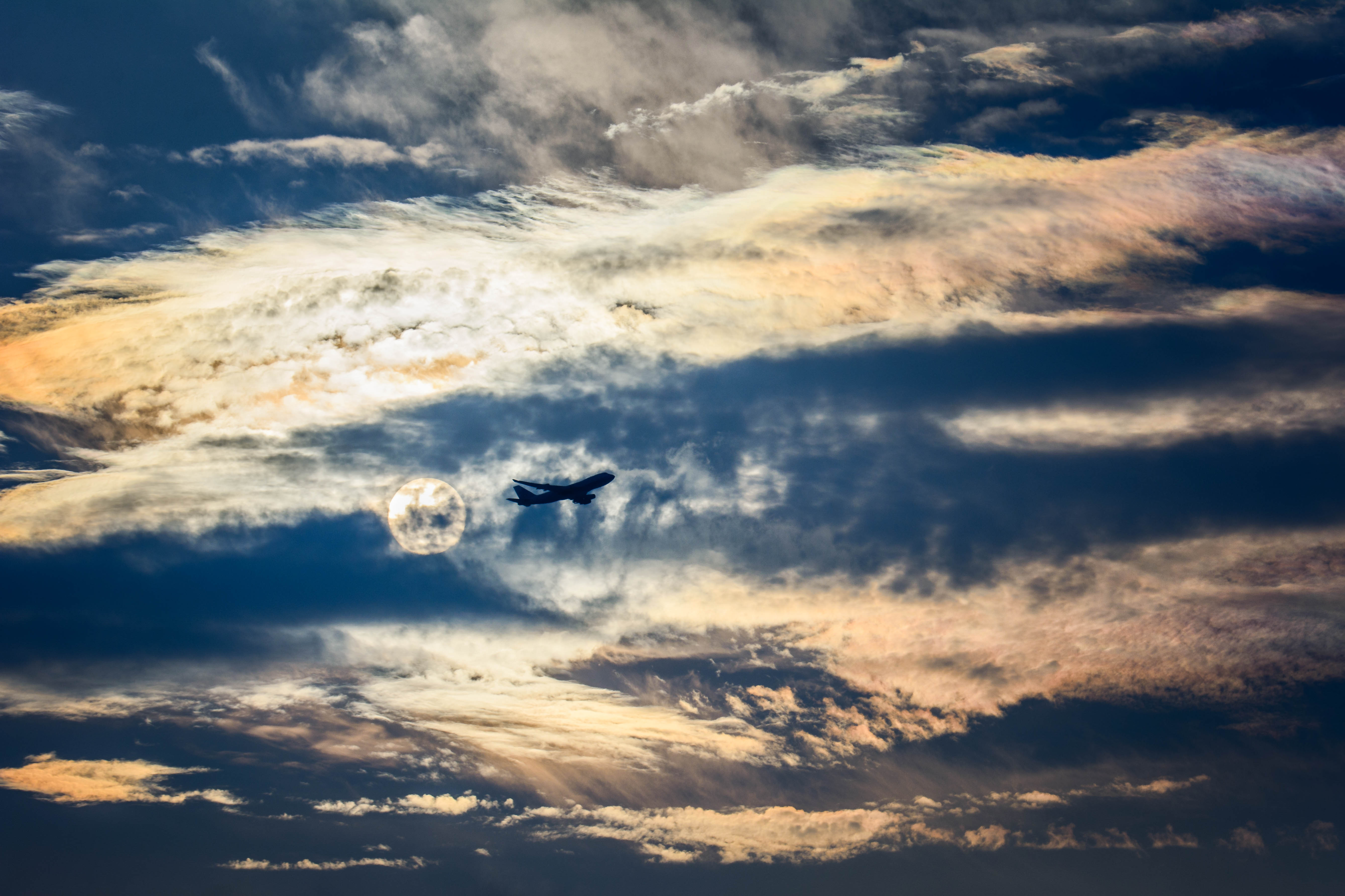 Скачать картинку Облака, Очертания, Природа, Небо, Полет, Самолет в телефон бесплатно.