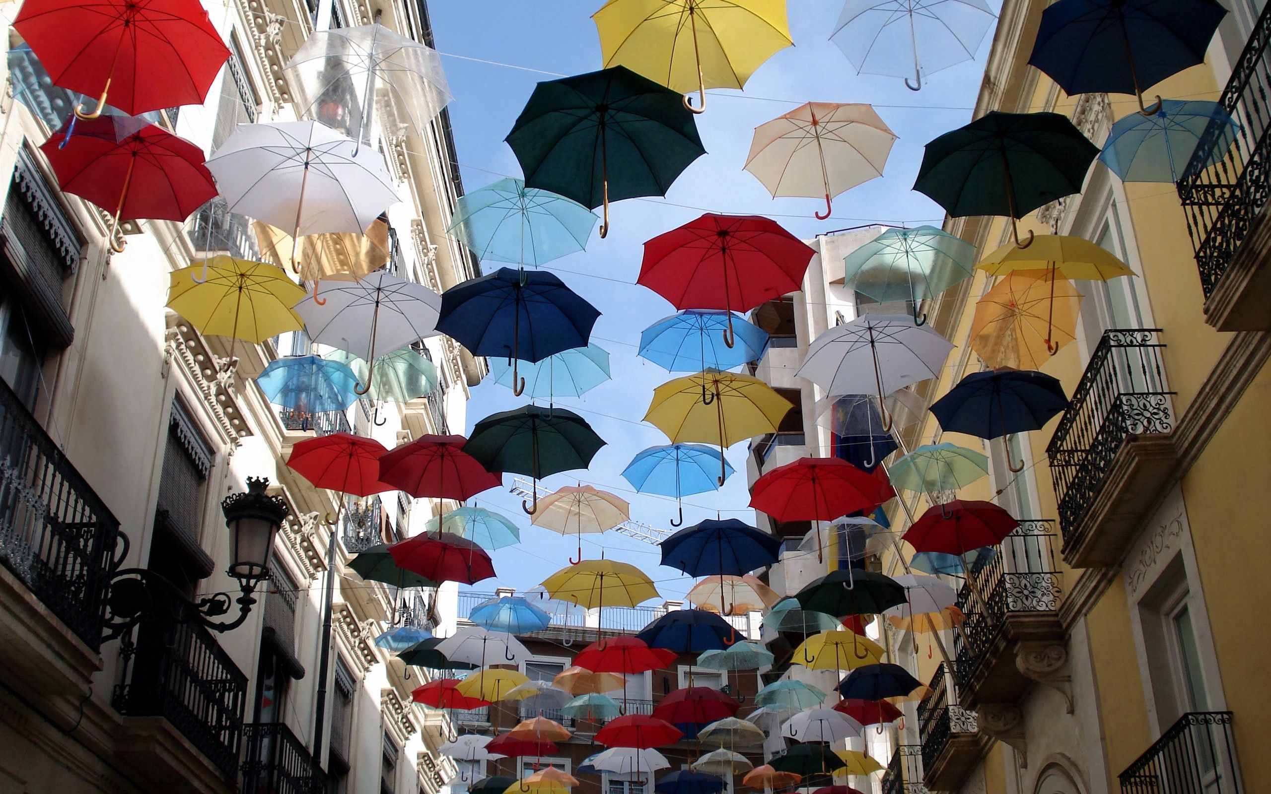 151590 скачать картинку полет, зонты, разное, небо, город, разноцветный - обои и заставки бесплатно