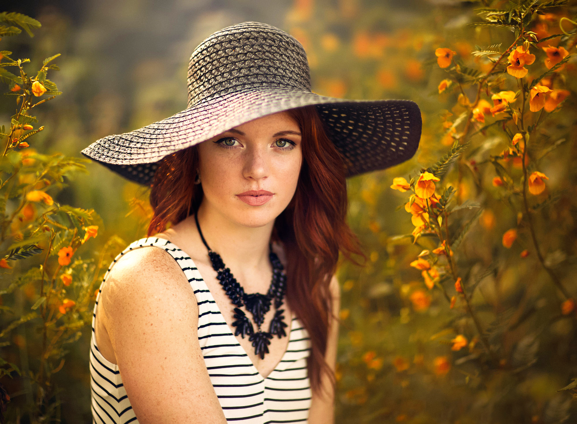 PCデスクトップに赤毛, 帽子, モデル, 女性, 黄色い花, ネックレス画像を無料でダウンロード