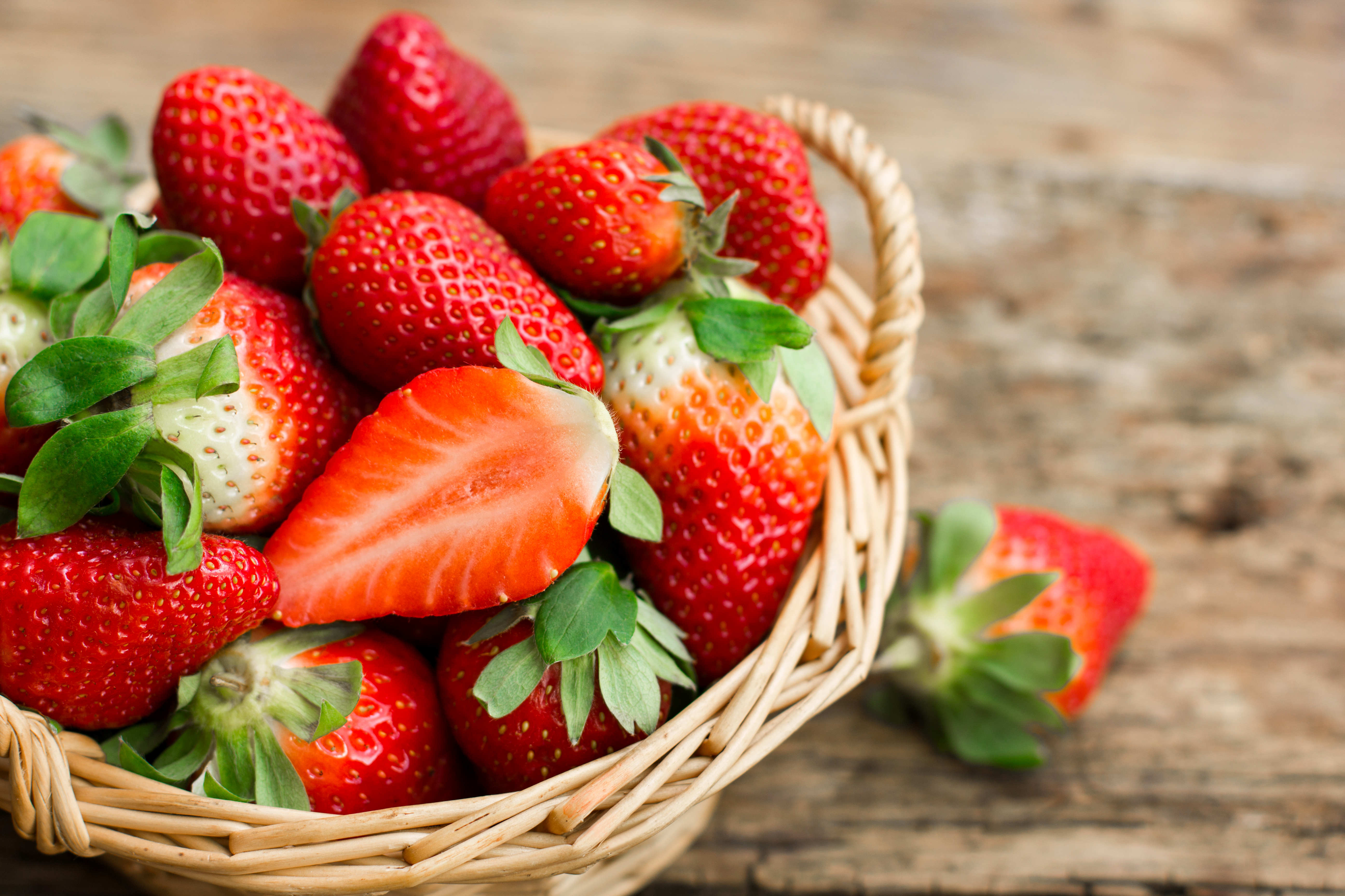 Free download wallpaper Fruits, Food, Strawberry, Berry, Fruit, Basket on your PC desktop