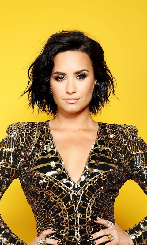 Download mobile wallpaper Music, Smile, Singer, Brown Eyes, Black Hair, Short Hair, Demi Lovato for free.