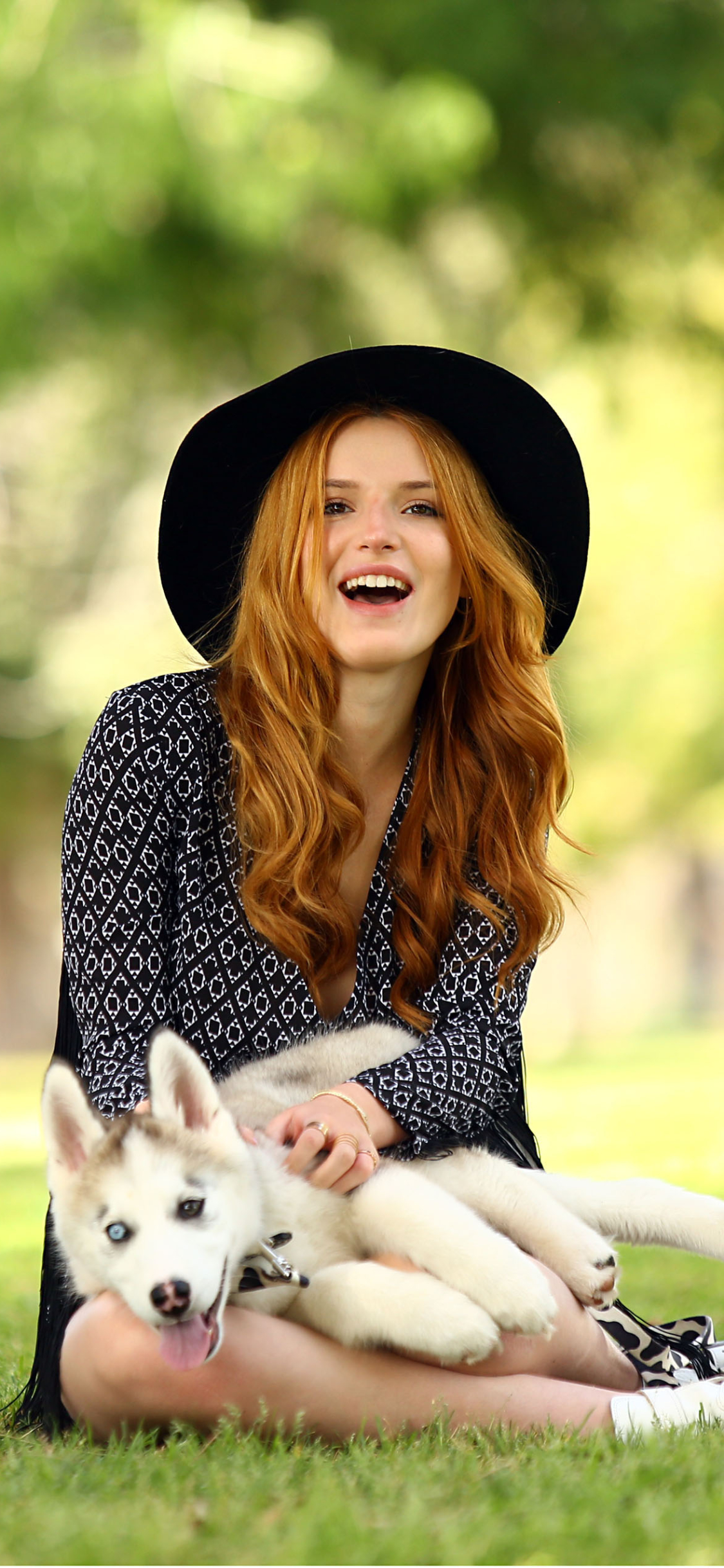 Download mobile wallpaper Dog, Smile, Redhead, Puppy, Hat, American, Celebrity, Brown Eyes, Actress, Depth Of Field, Bella Thorne for free.