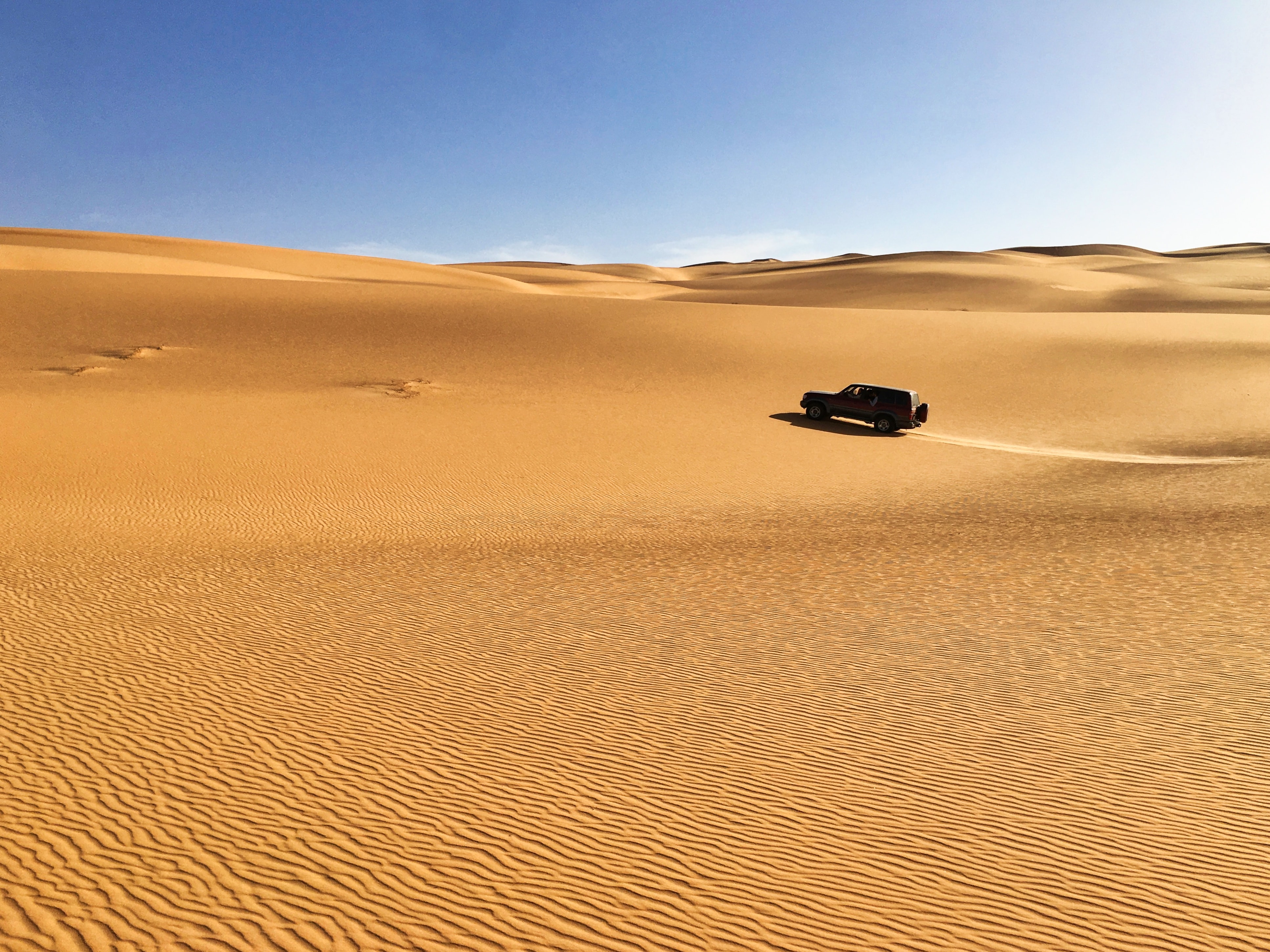 89089 скачать обои песок, пустыня, тачки (cars), джип, машина, следы - заставки и картинки бесплатно
