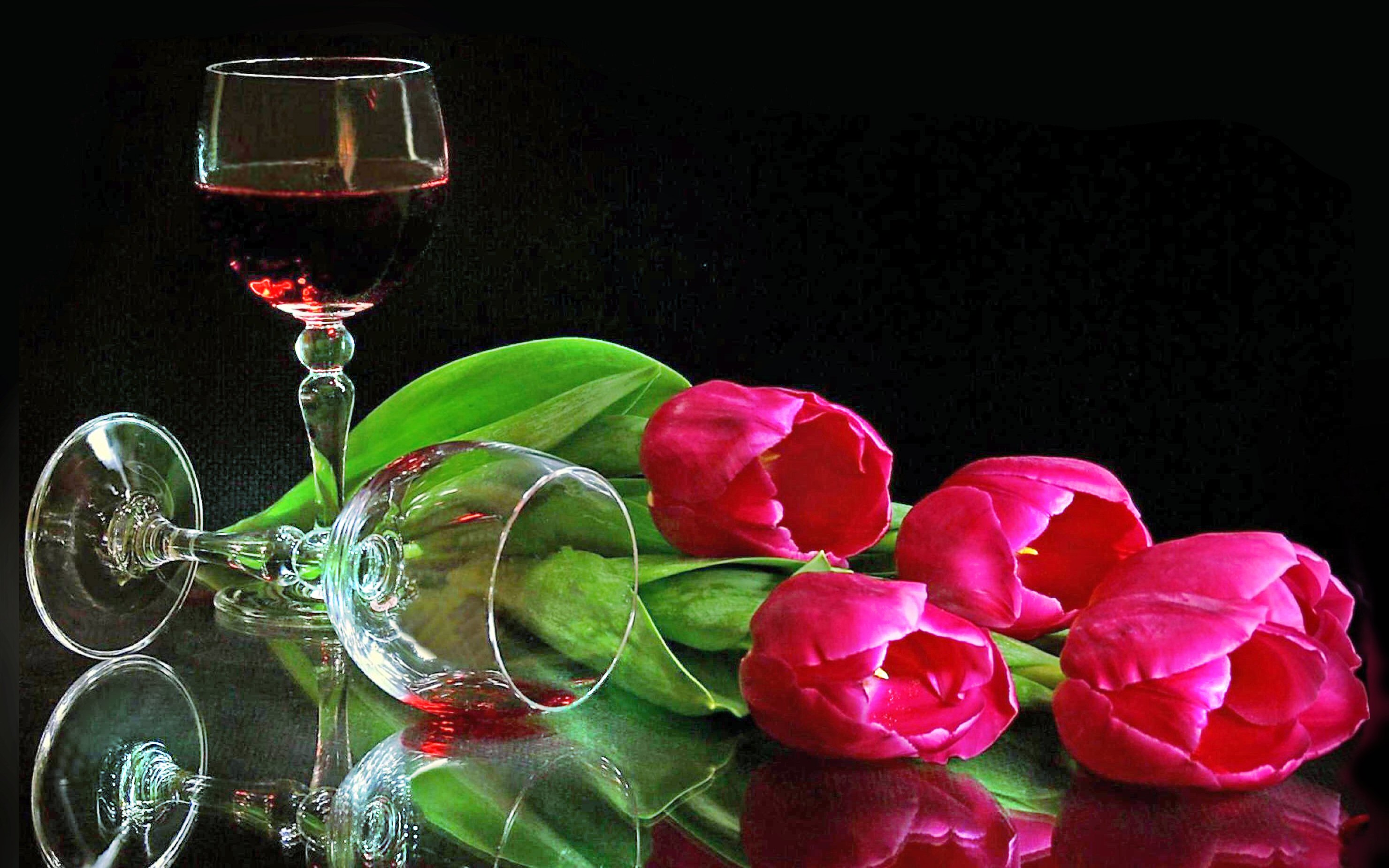 1469125 скачать картинку стакан, тюльпан, красный, цветок, вино, сделано человеком, отражение - обои и заставки бесплатно