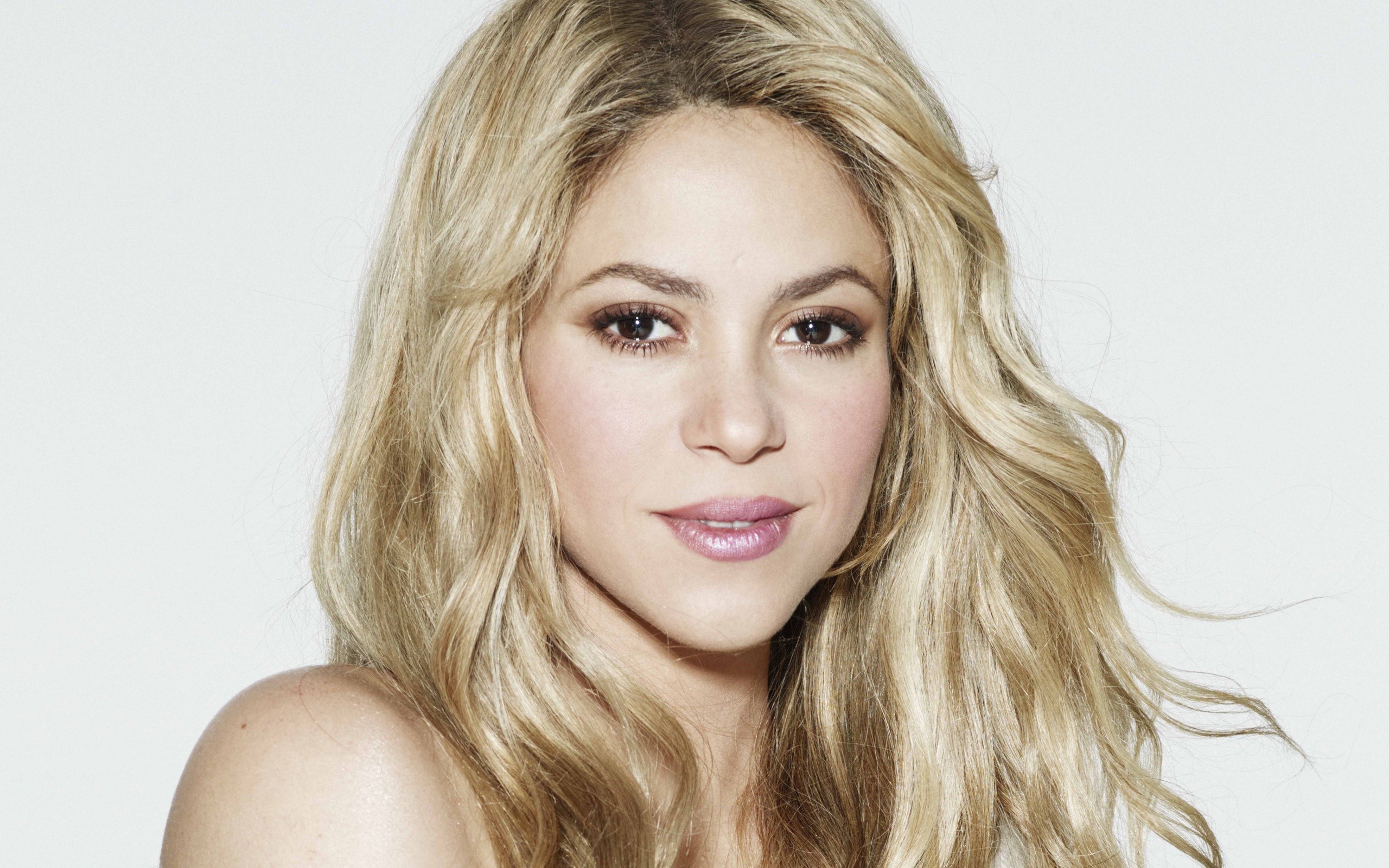 Download mobile wallpaper Music, Shakira, Singer, Blonde, Face, Brown Eyes, Colombian for free.