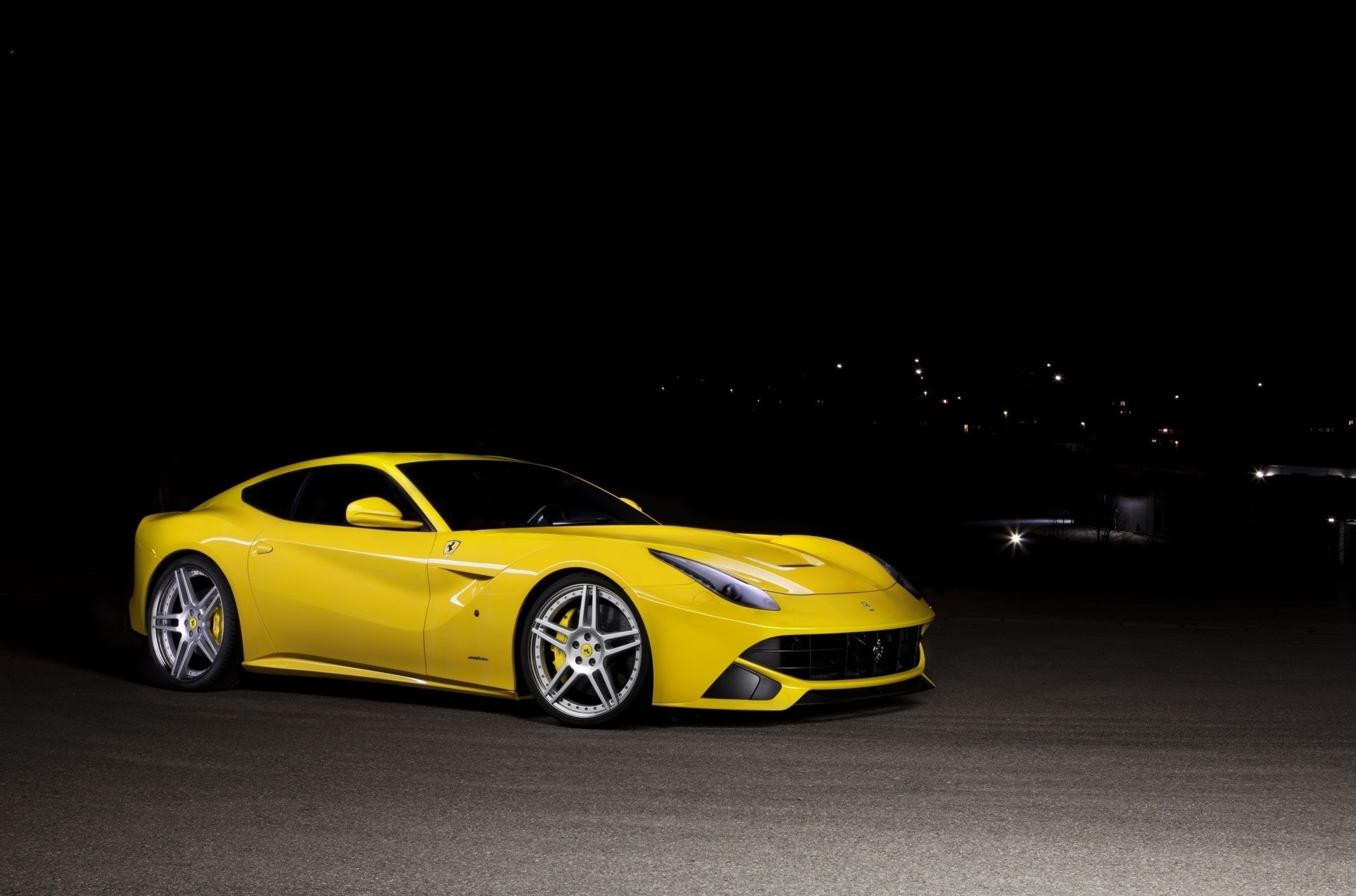 Скачать картинку F12 Berlinetta, Тачки (Cars), Вид Сбоку, Желтый, Феррари (Ferrari) в телефон бесплатно.