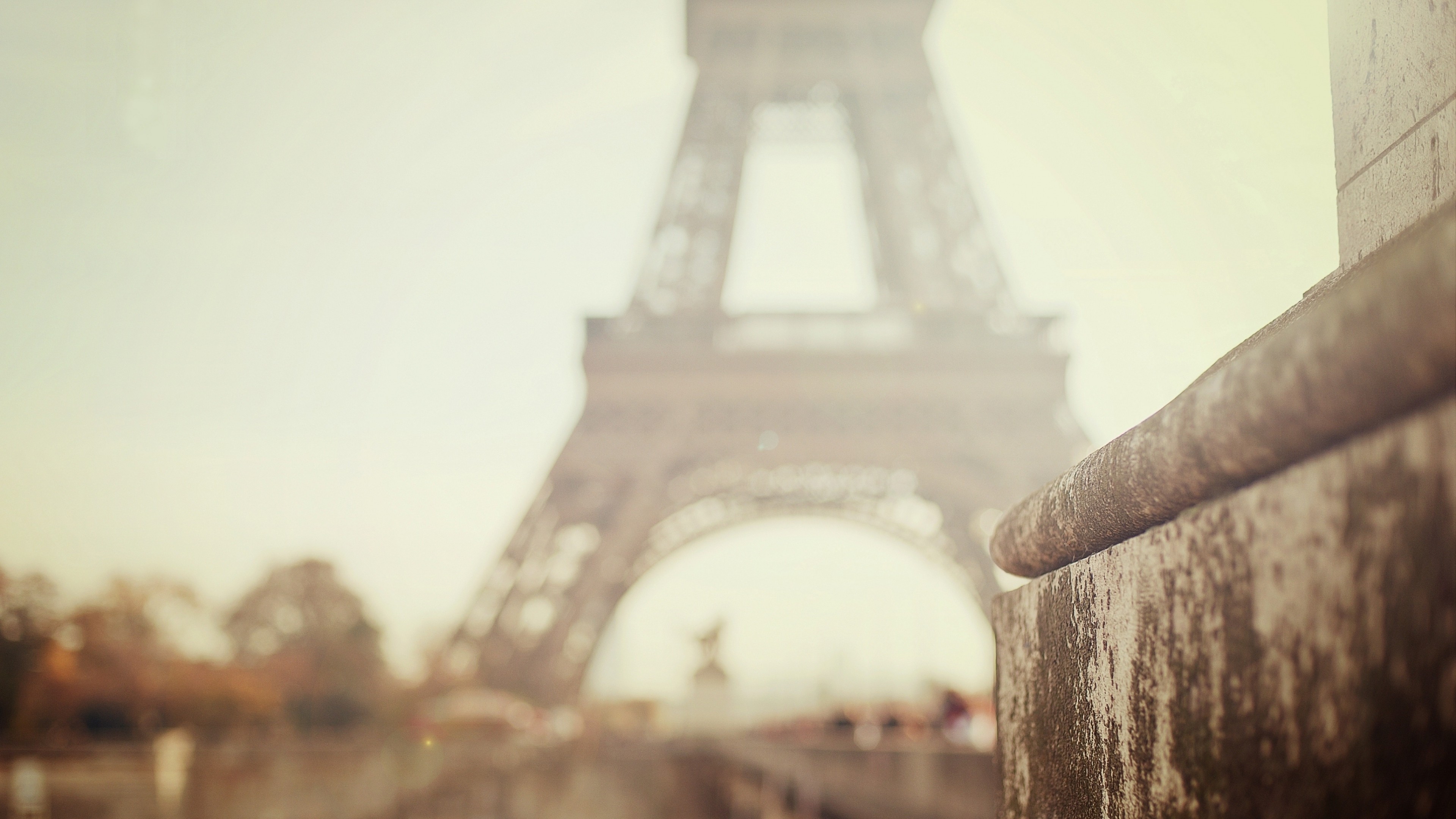 Laden Sie das Paris, Eiffelturm, Frankreich, Verwischen, Monument, Monumente, Menschengemacht-Bild kostenlos auf Ihren PC-Desktop herunter