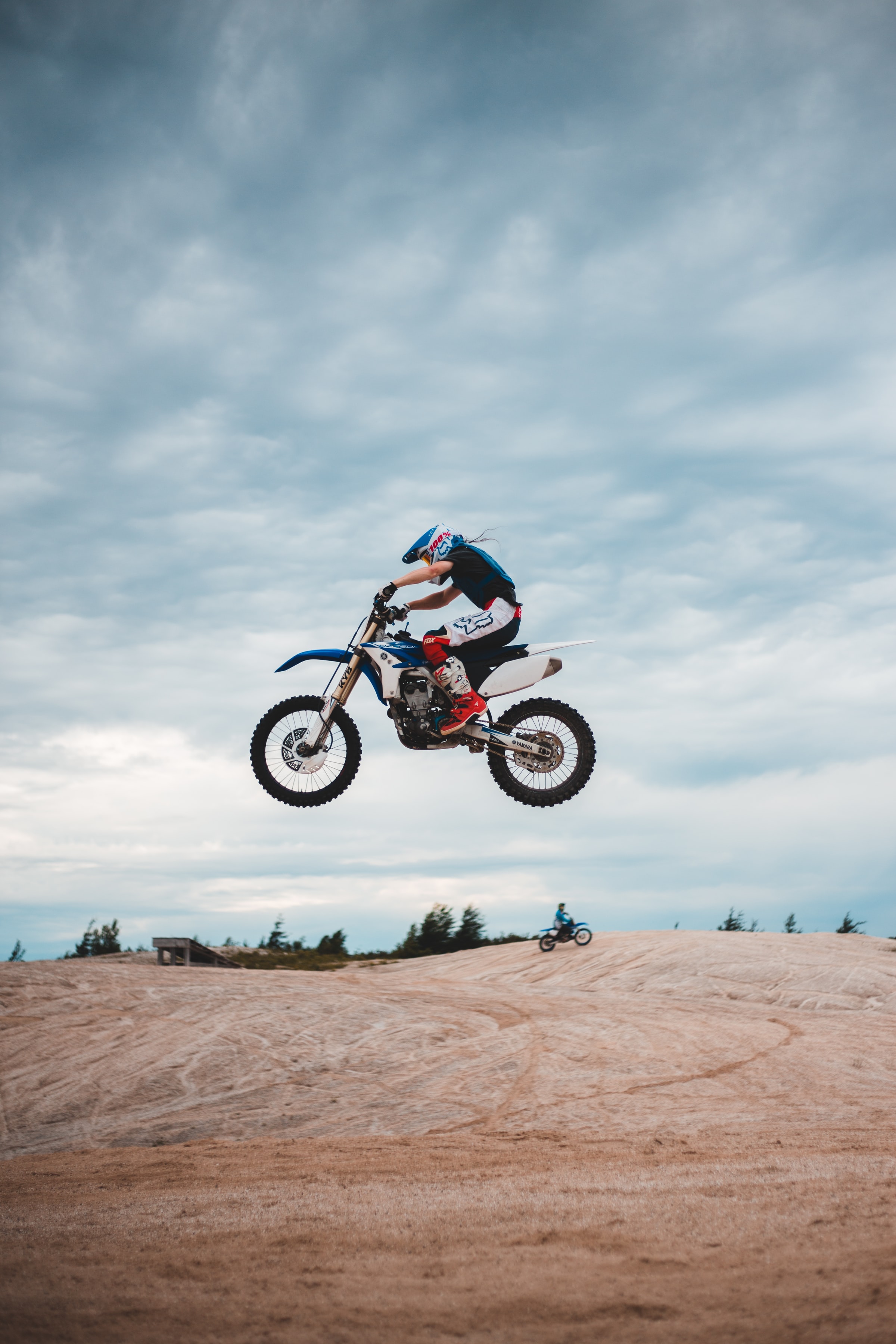 143457 descargar imagen motocicletas, casco, motociclista, vista lateral, perfil, motocicleta, bicicleta, rebotar, saltar: fondos de pantalla y protectores de pantalla gratis