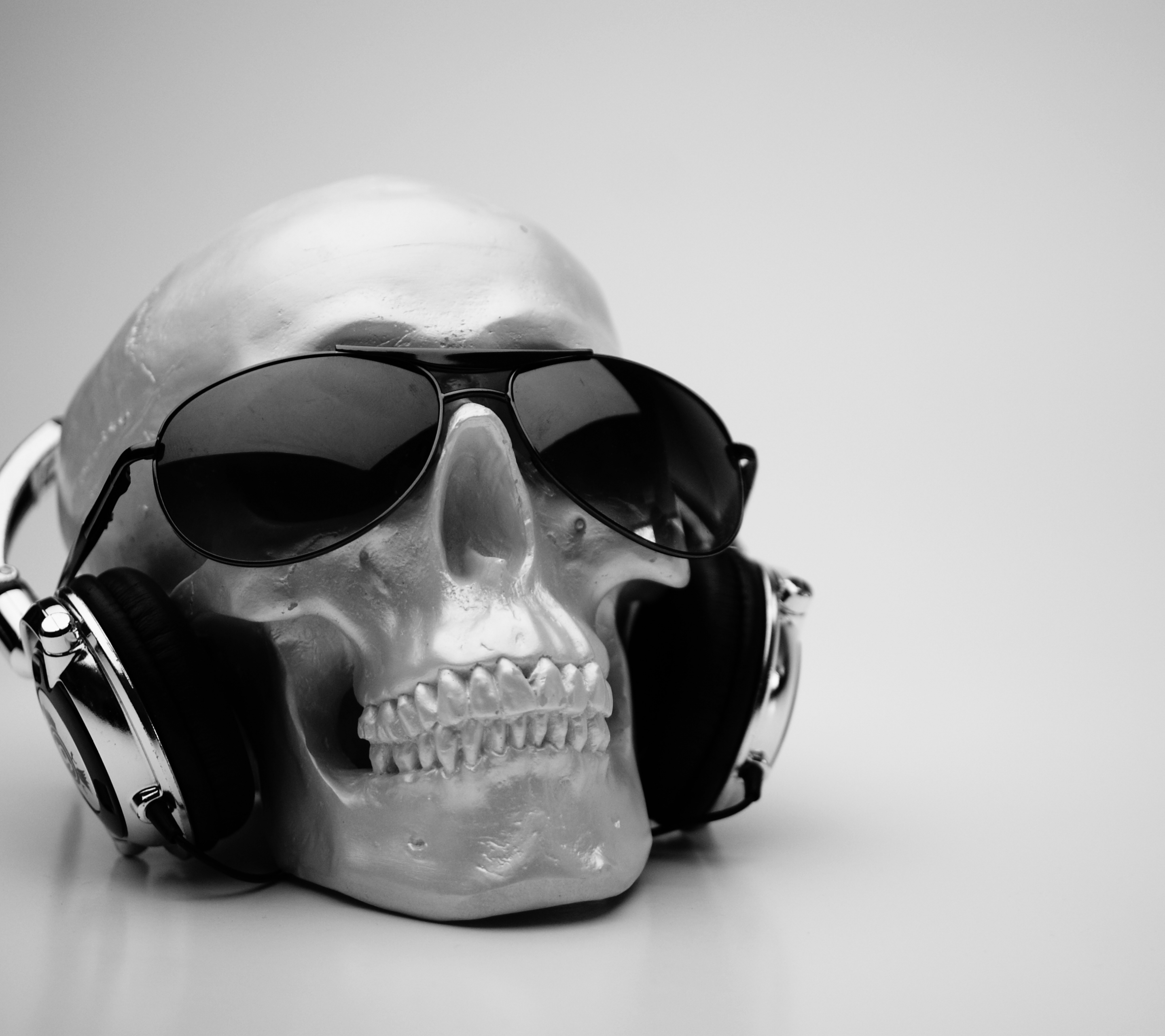 Download mobile wallpaper Music, Headphones, Skull for free.