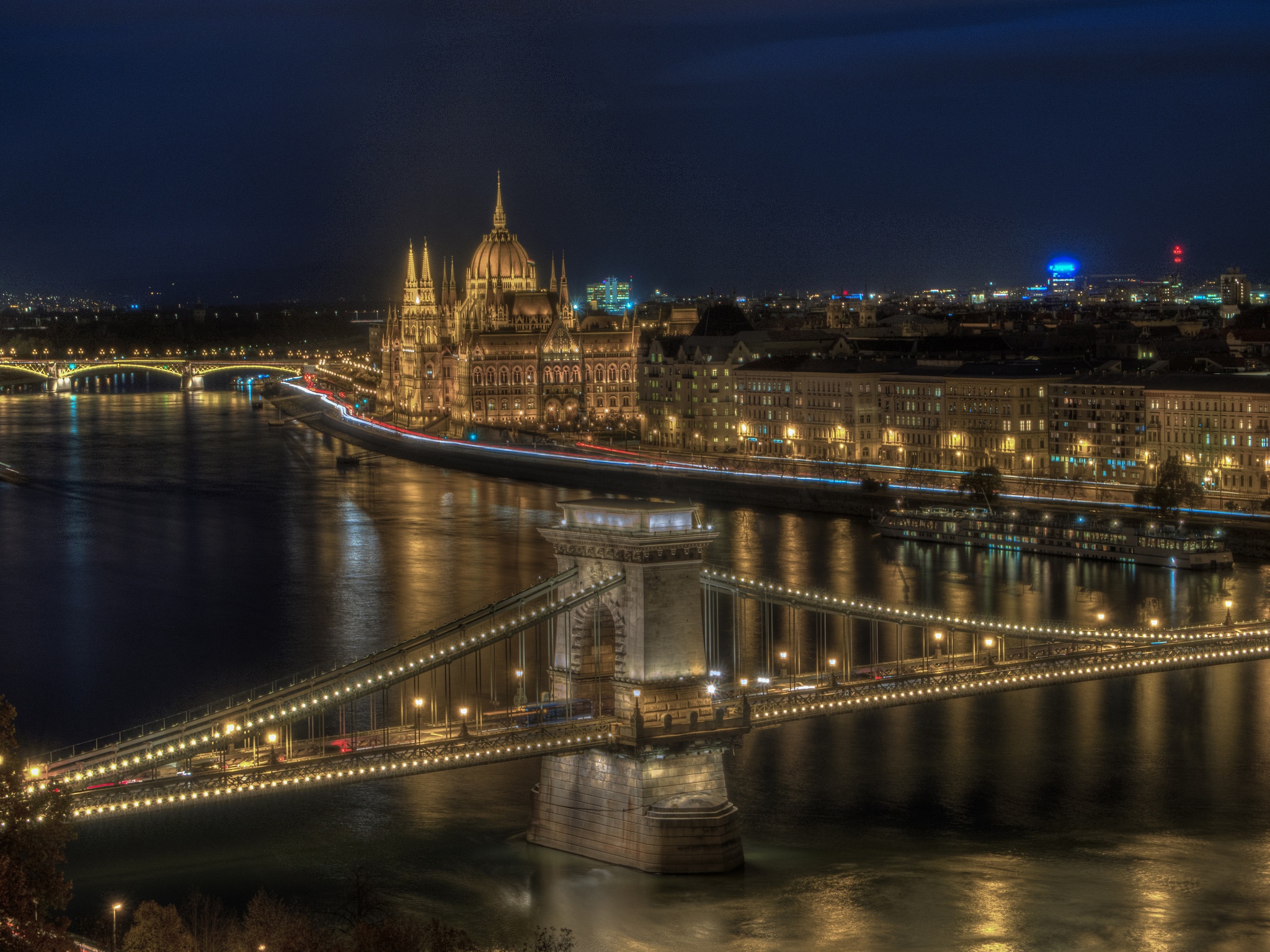 398075 скачать обои сделано человеком, будапешт, мост, здание, цепной мост, город, дунай, здание венгерского парламента, венгрия, ночь, река, города - заставки и картинки бесплатно