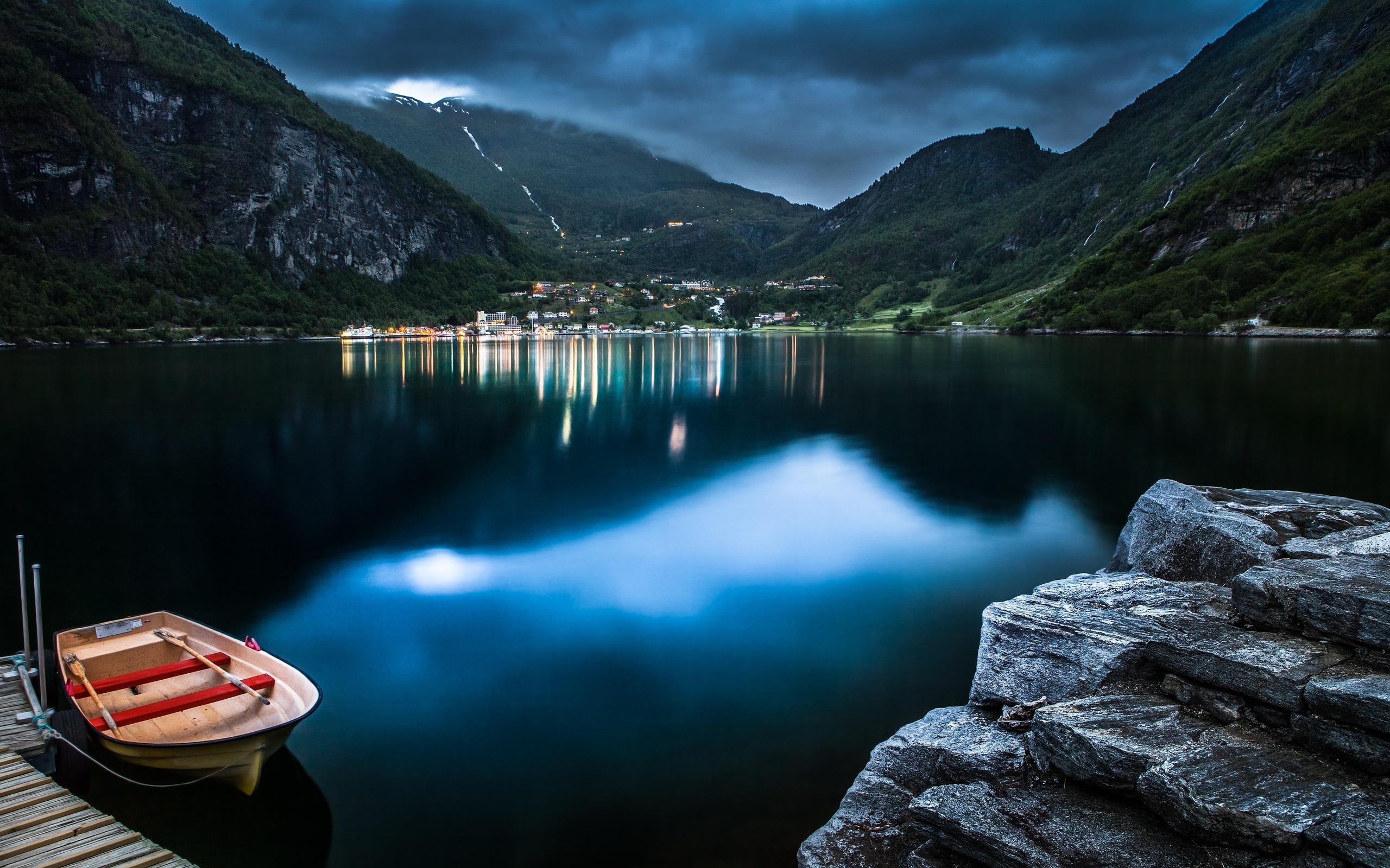 Скачать картинку Гора, Озеро, Отражение, Лодка, Норвегия, Фотографии, Гейрангер в телефон бесплатно.