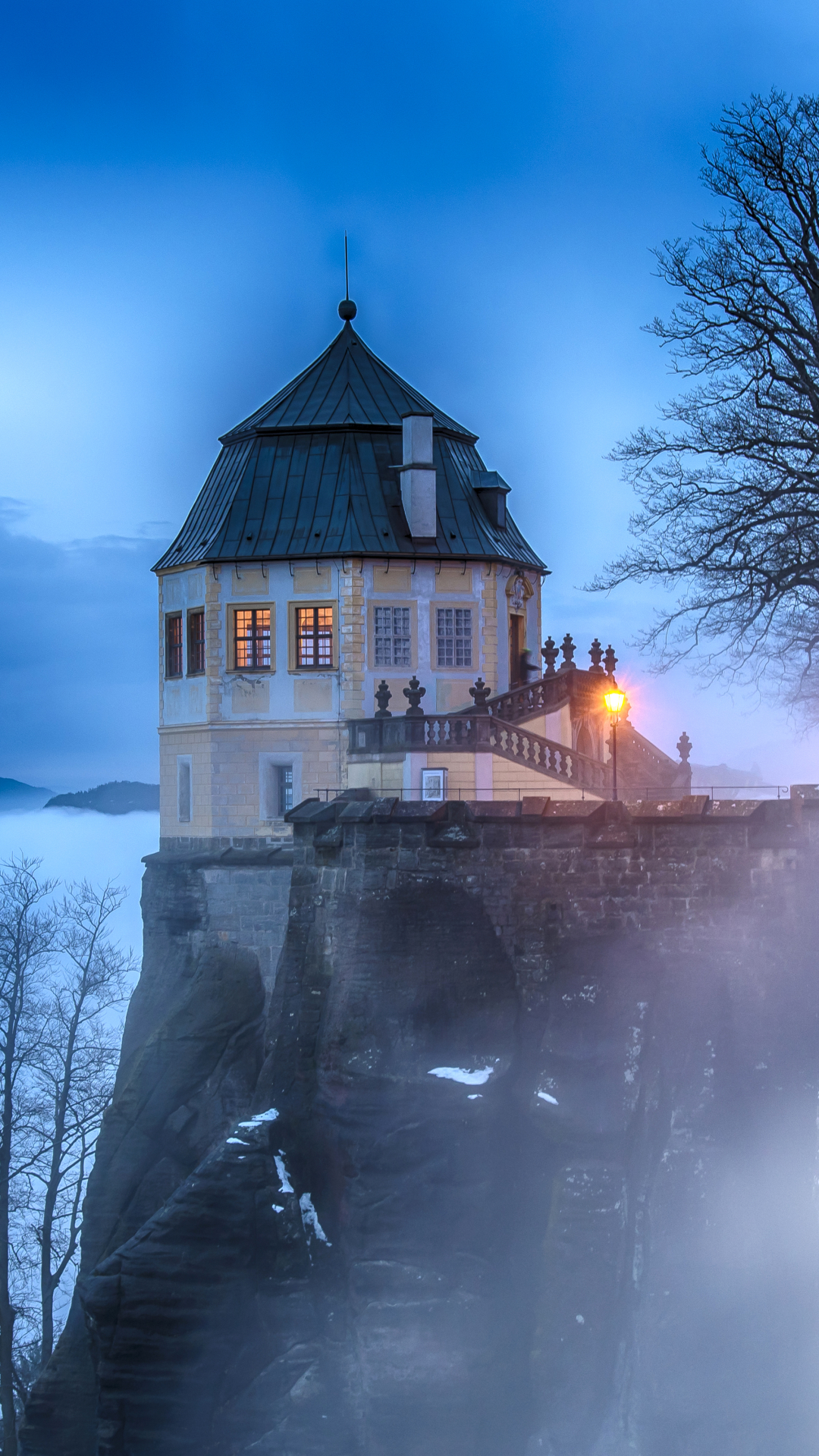 Скачать картинку Замки, Замок, Крепость, Туман, Швейцария, Сделано Человеком, Крепость Кенигштайн в телефон бесплатно.