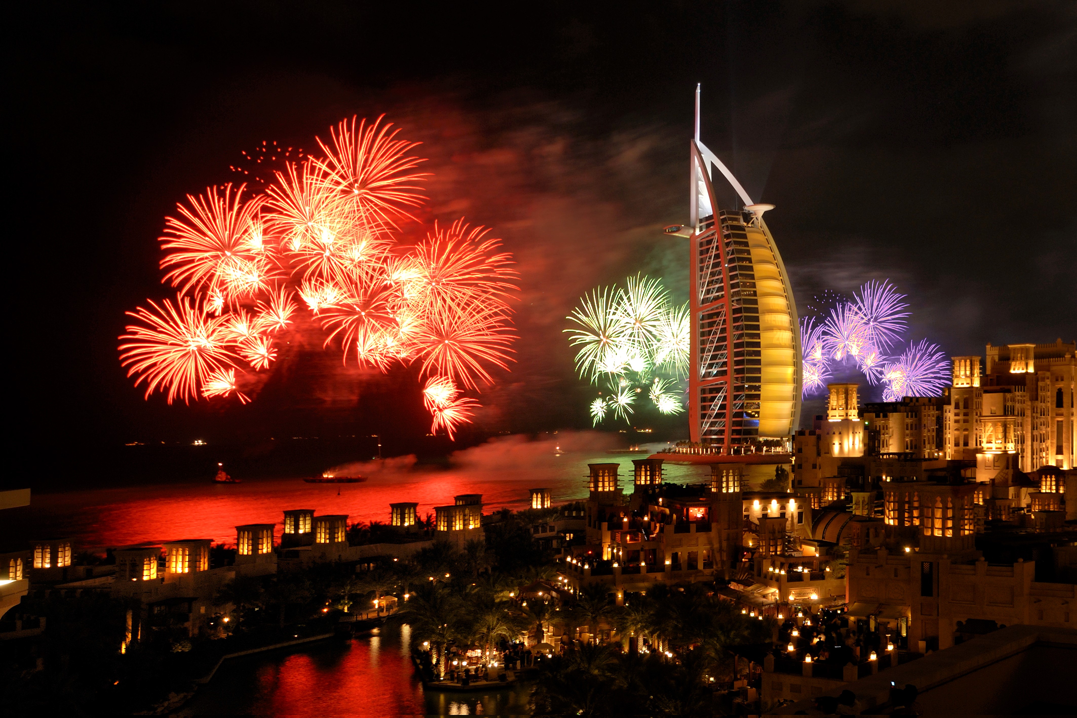 Laden Sie das Dubai, Farben, Bunt, Feuerwerk, Fotografie, Großstadt-Bild kostenlos auf Ihren PC-Desktop herunter