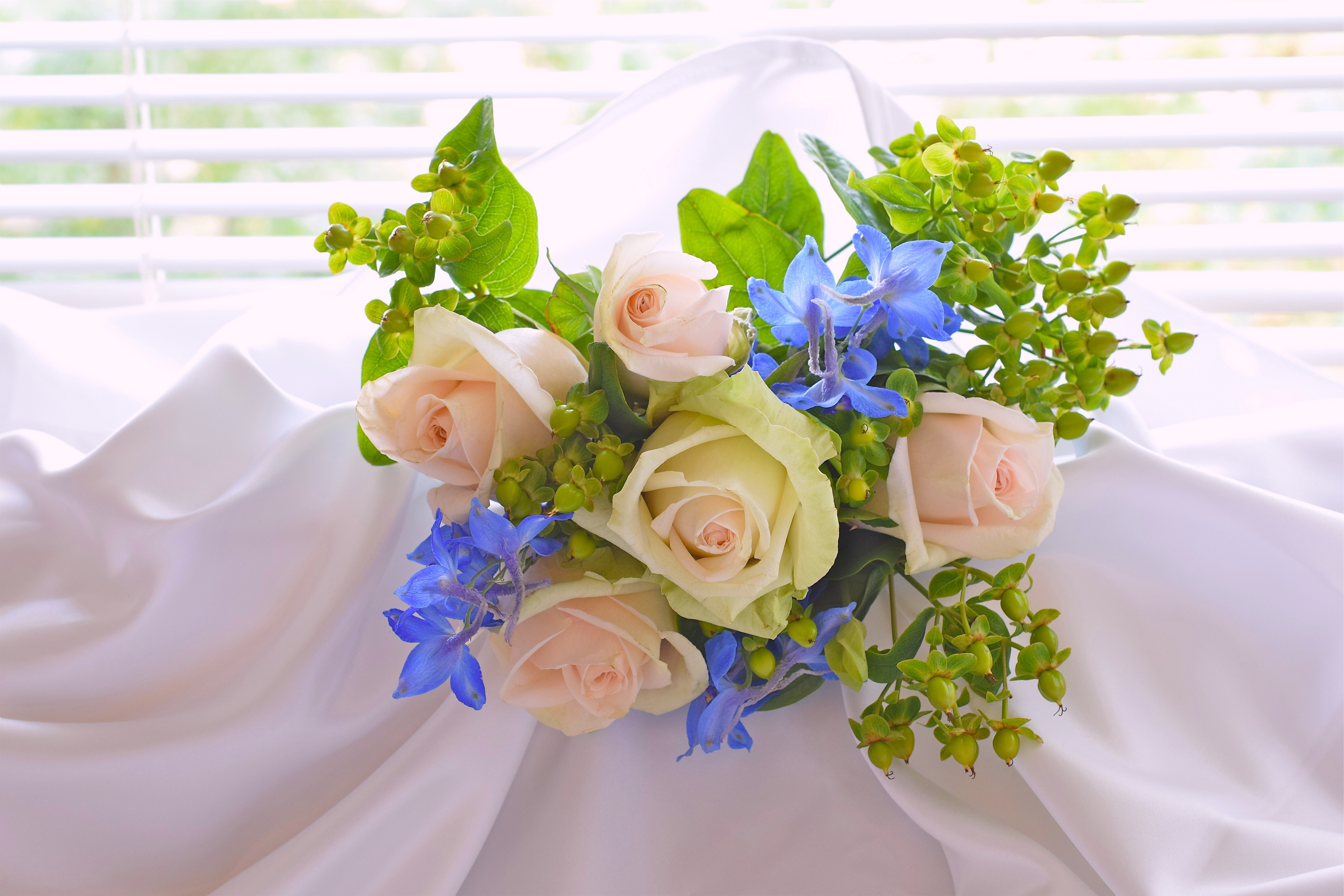 Laden Sie das Blume, Rose, Strauß, Lilie, Menschengemacht, Pinke Blume, Blaue Blume-Bild kostenlos auf Ihren PC-Desktop herunter