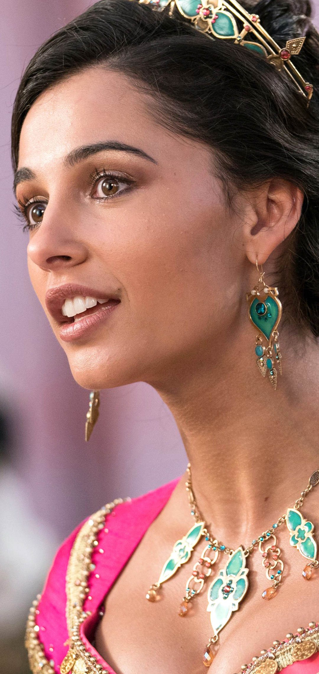 Download mobile wallpaper Face, British, Earrings, Necklace, Brown Eyes, Movie, Black Hair, Actress, Naomi Scott, Aladdin (2019) for free.