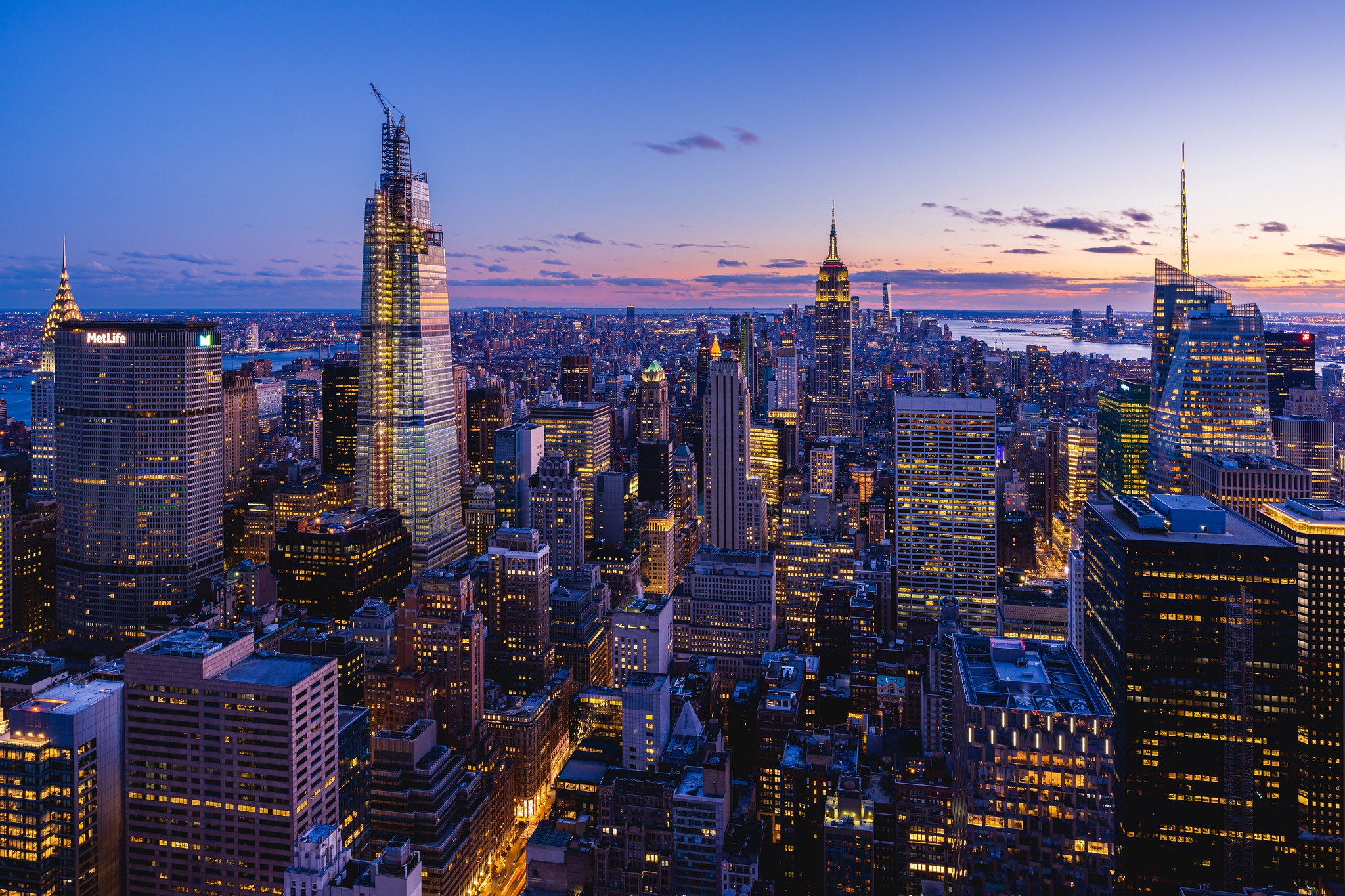 Handy-Wallpaper Städte, Wolkenkratzer, Gebäude, New York, Manhattan, Nacht, Vereinigte Staaten Von Amerika, Menschengemacht, Großstadt kostenlos herunterladen.