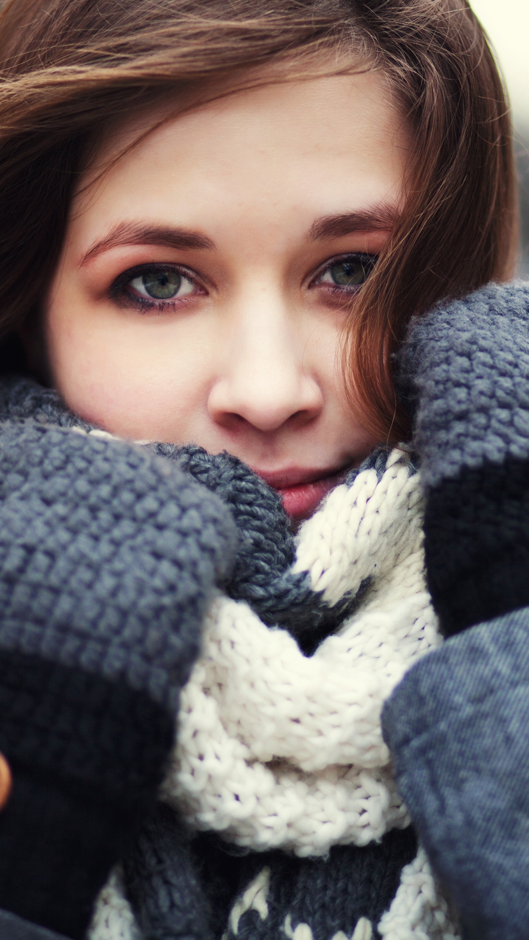 Handy-Wallpaper Winter, Bokeh, Brünette, Modell, Frauen, Grüne Augen kostenlos herunterladen.