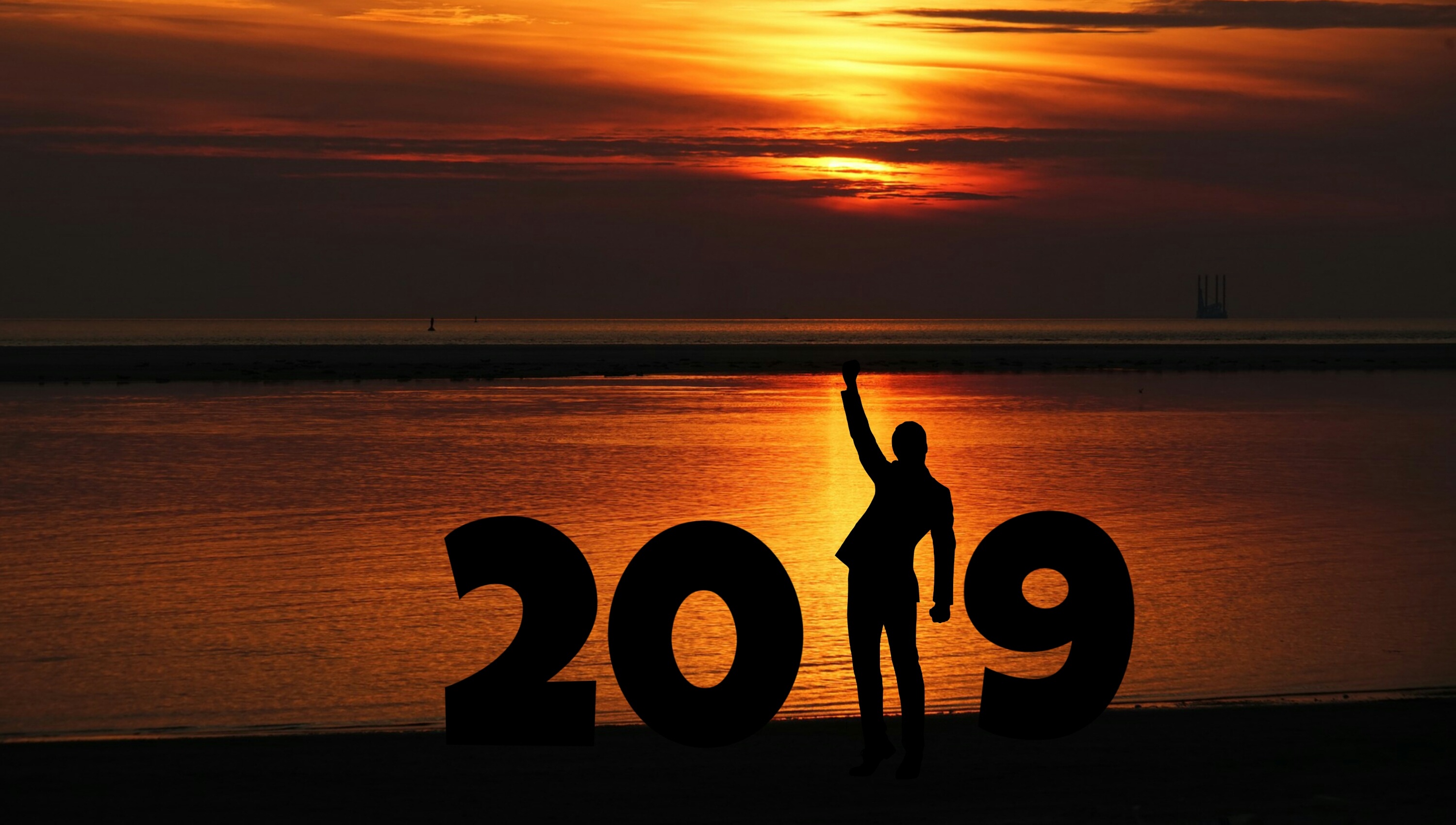 Handy-Wallpaper Feiertage, Wasser, Meer, Sonnenuntergang, Neujahr 2019 kostenlos herunterladen.