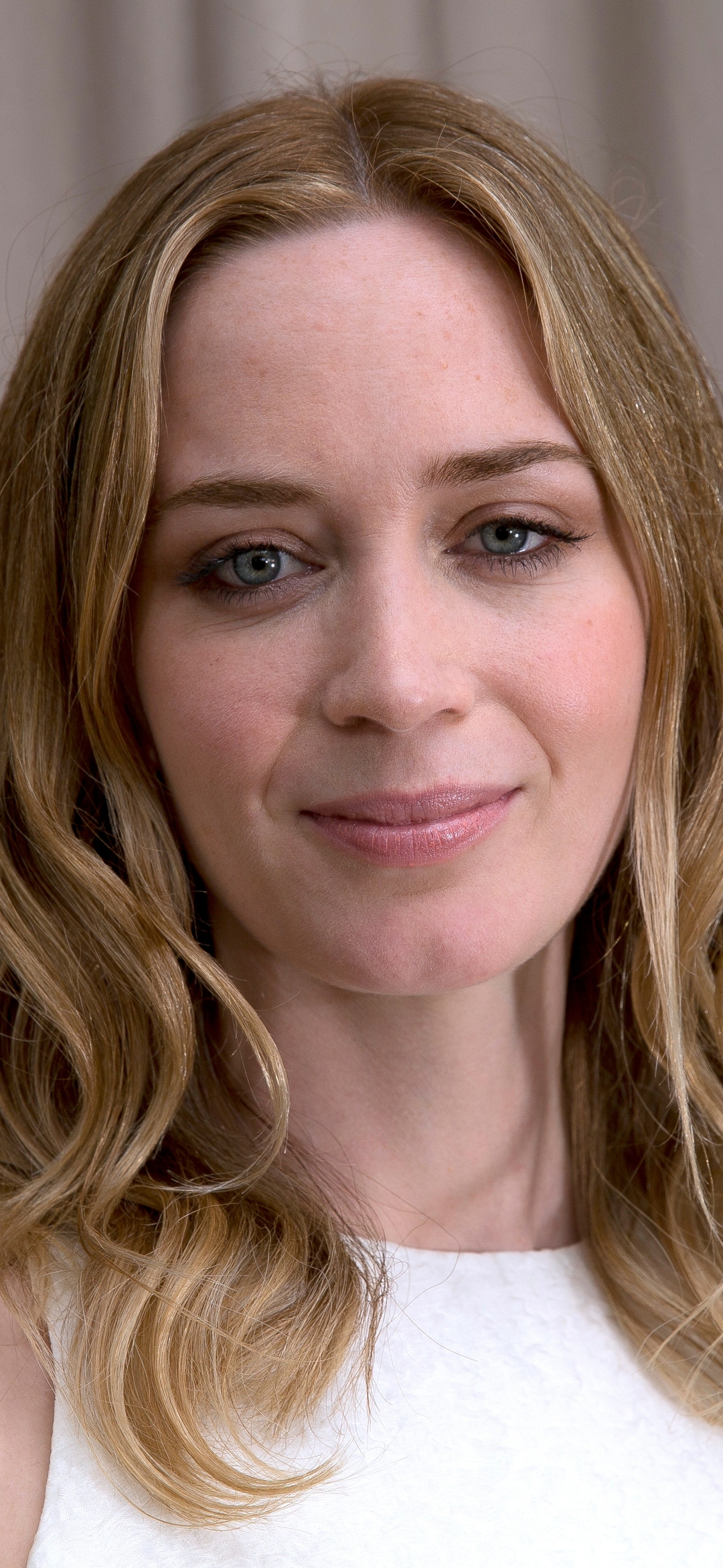 Download mobile wallpaper Blonde, English, Face, Blue Eyes, Celebrity, Actress, Emily Blunt for free.