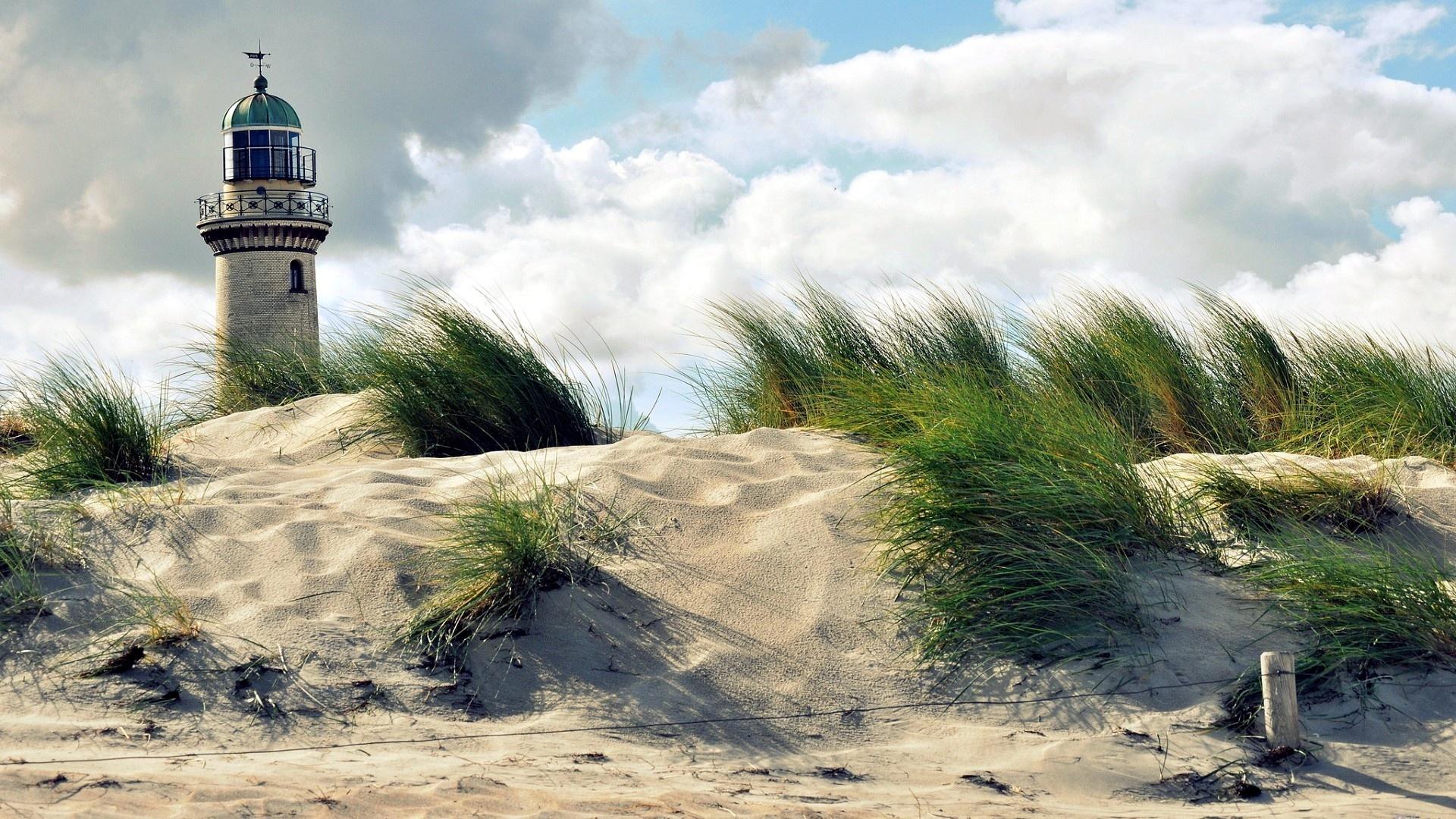 Скачать картинку Трава, Пляж, Песок, Маяк, Сделано Человеком в телефон бесплатно.