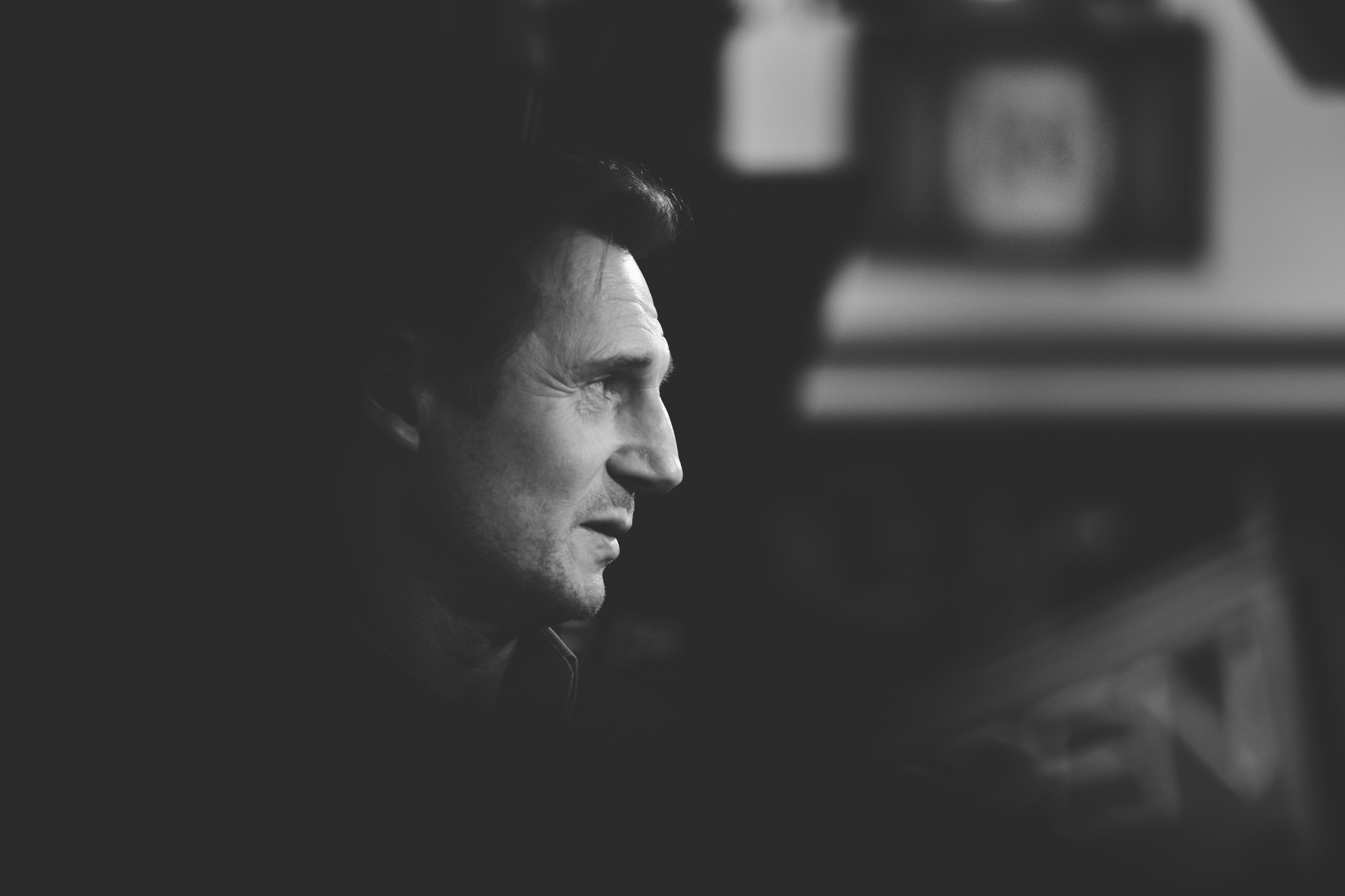 Download mobile wallpaper Portrait, Celebrity, Black & White, Liam Neeson for free.