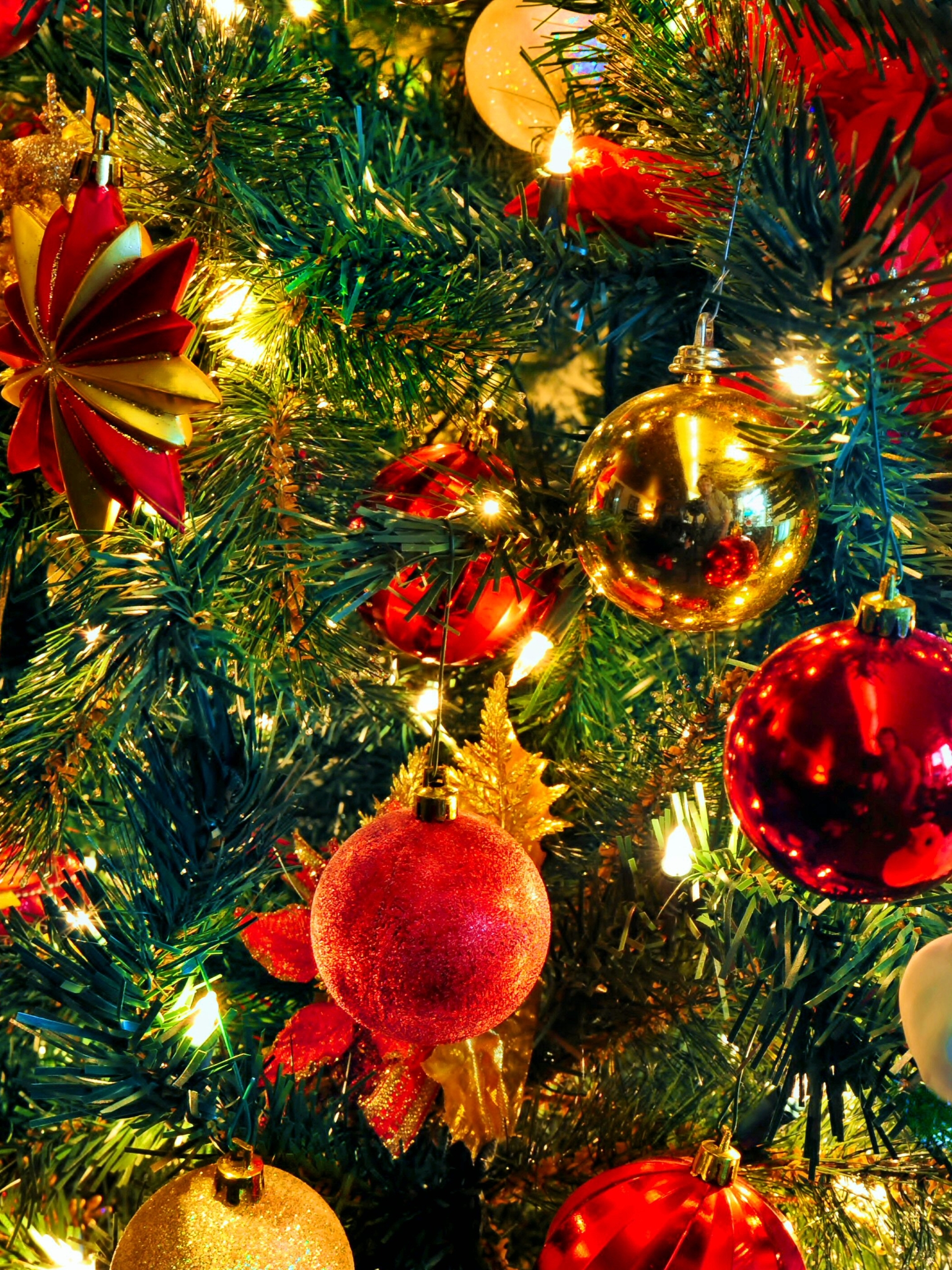 Download mobile wallpaper Christmas, Holiday, Colorful, Christmas Ornaments for free.