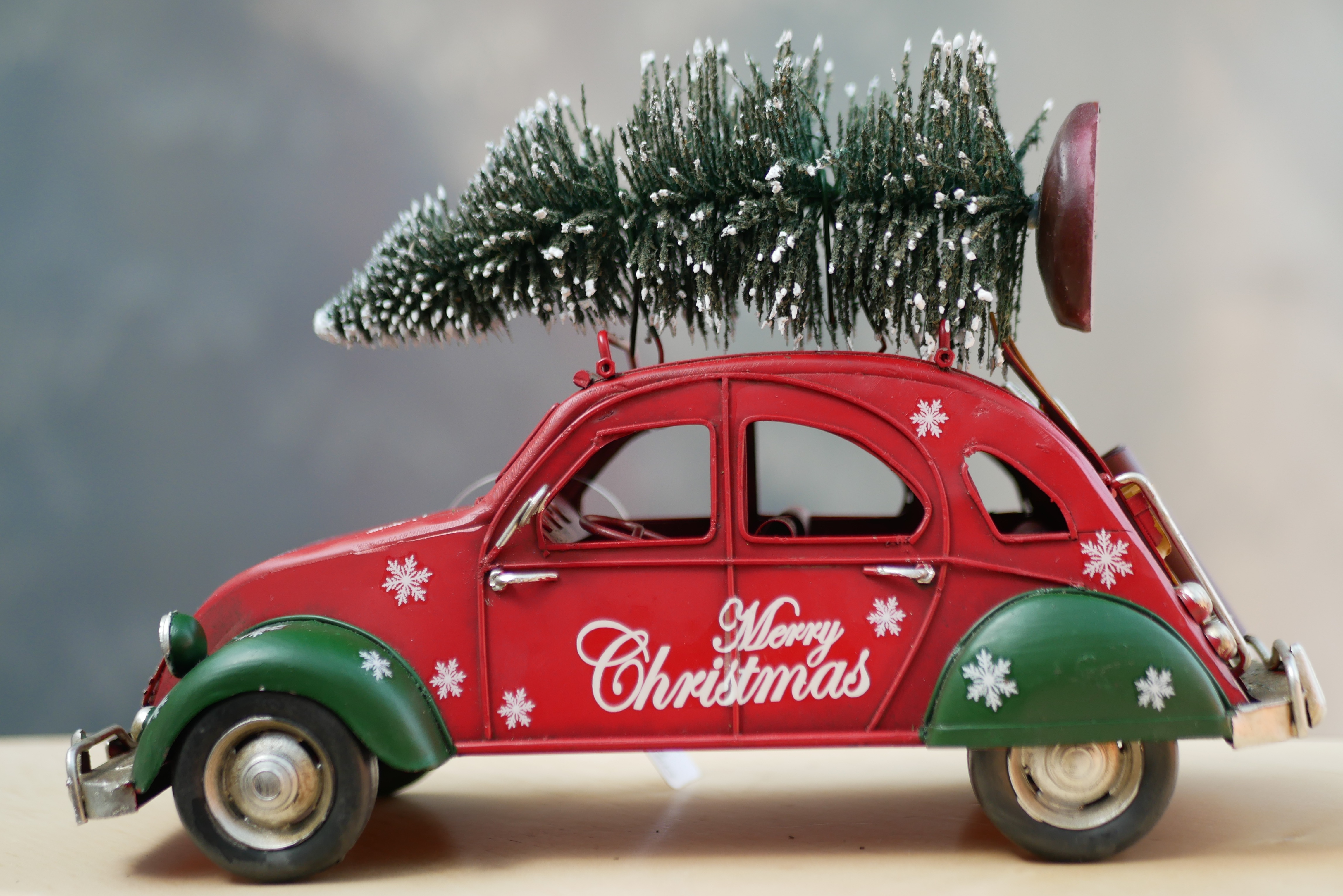 Handy-Wallpaper Feiertage, Dekoration, Spielzeug, Weihnachten, Weihnachtsbaum, Autos kostenlos herunterladen.