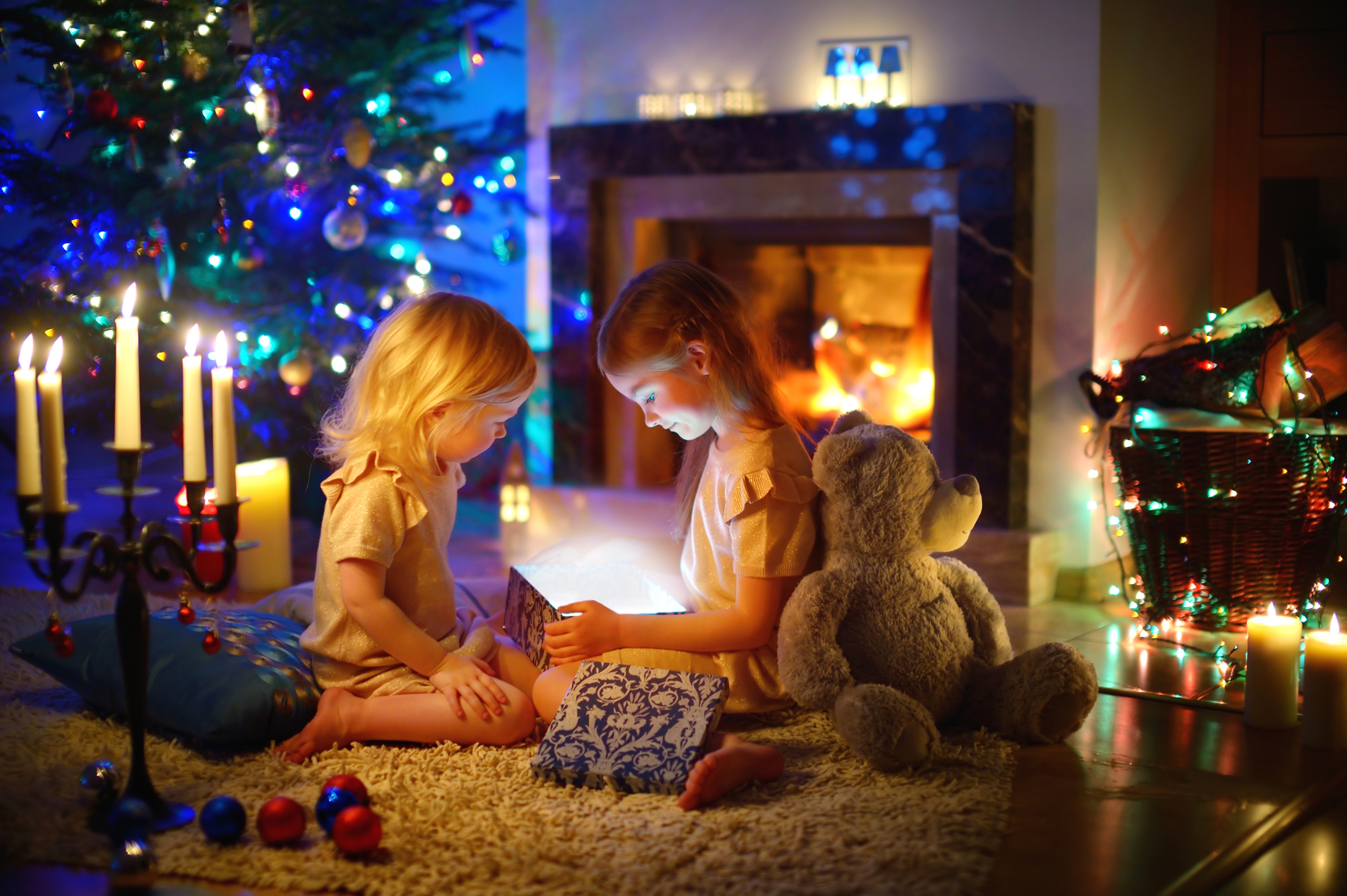 Laden Sie das Weihnachten, Teddybär, Geschenk, Kind, Fotografie, Kamin, Kleines Mädchen-Bild kostenlos auf Ihren PC-Desktop herunter