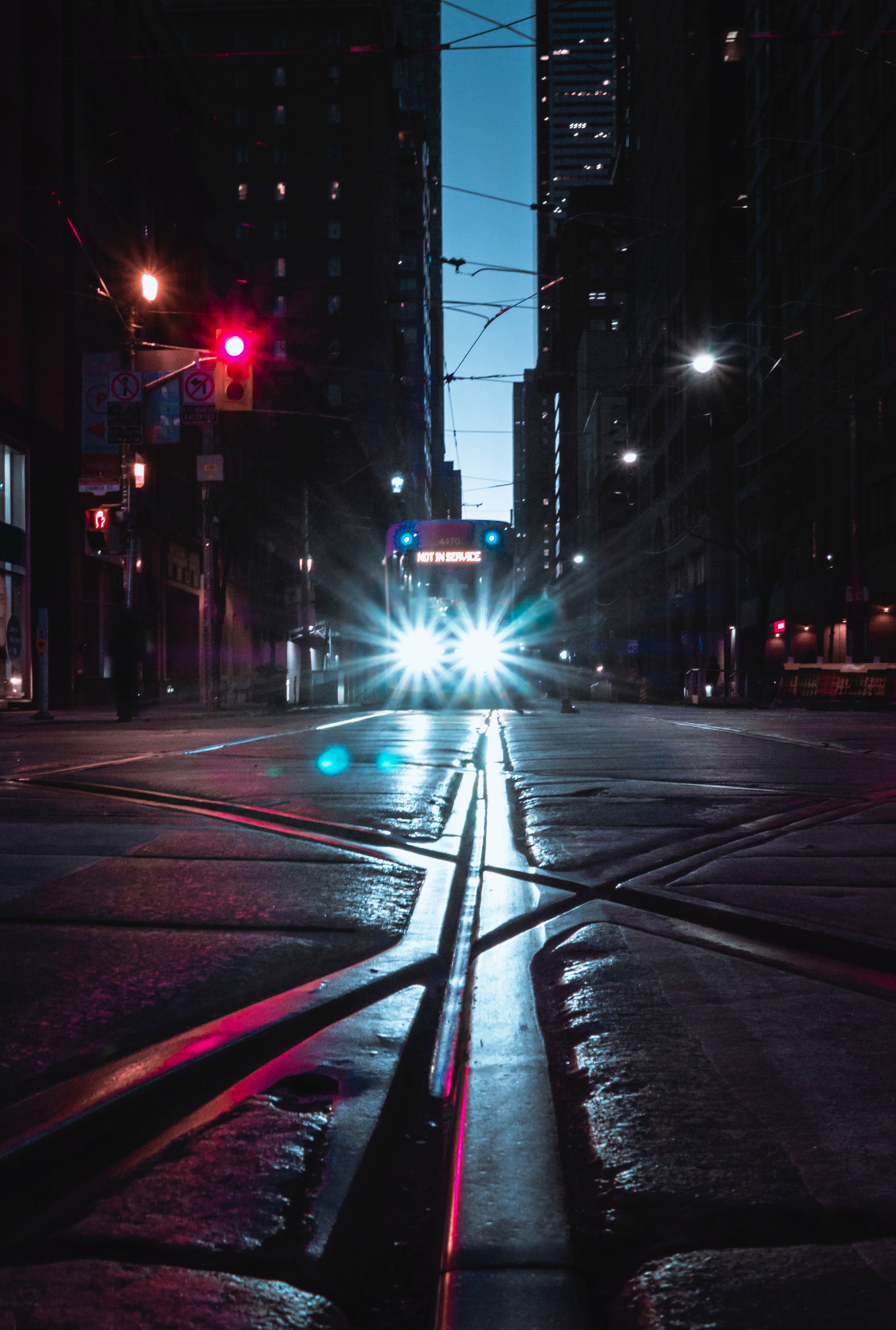 PCデスクトップに道路, ライト, 光, 道, ナイトシティ, ヘッドライト, 輸送, 都市, 輝く, 夜の街画像を無料でダウンロード