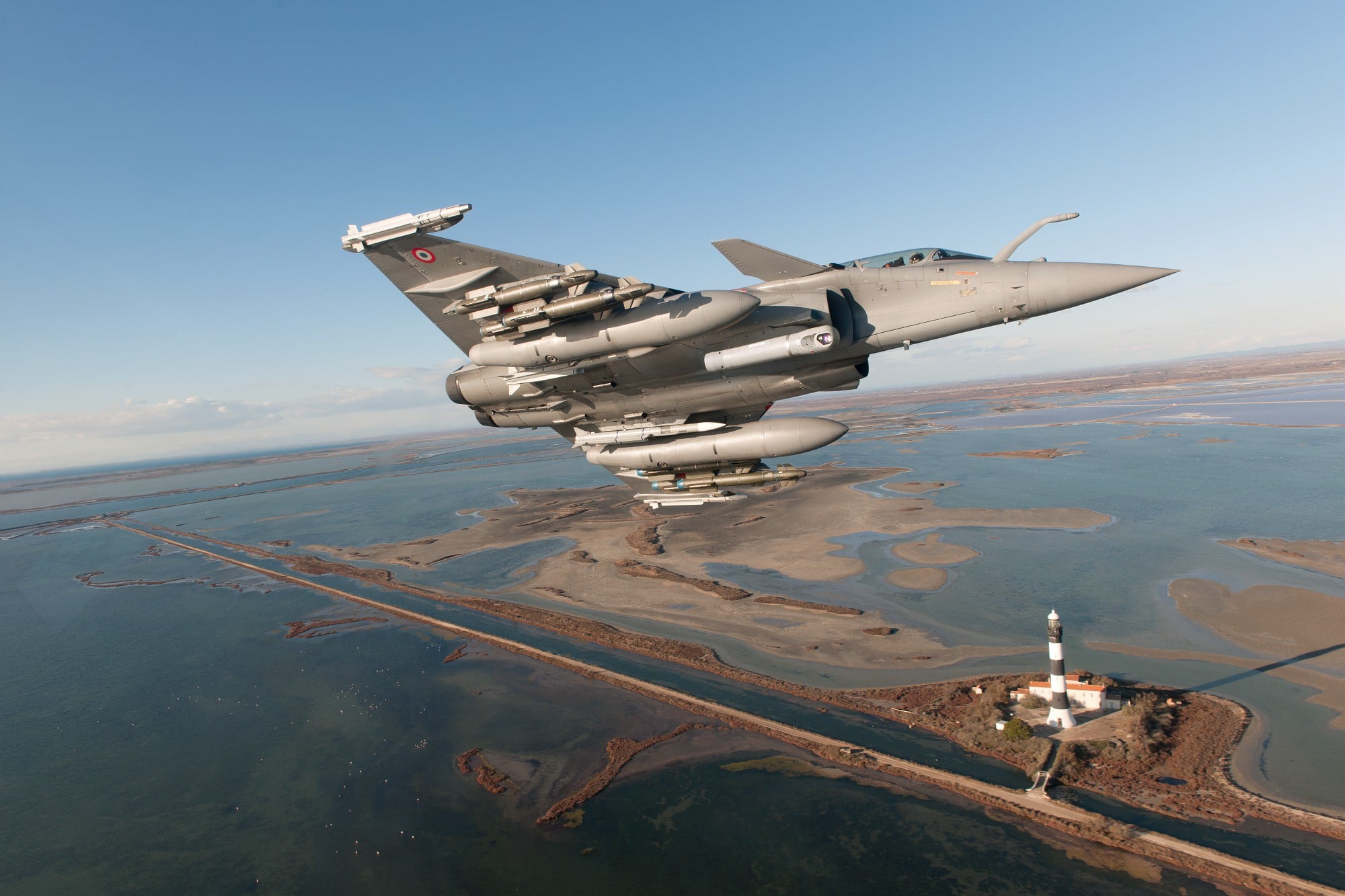 Handy-Wallpaper Flugzeuge, Leuchtturm, Militär, Düsenjäger, Kampfjets, Dassault Rafale, Kampfflugzeug kostenlos herunterladen.