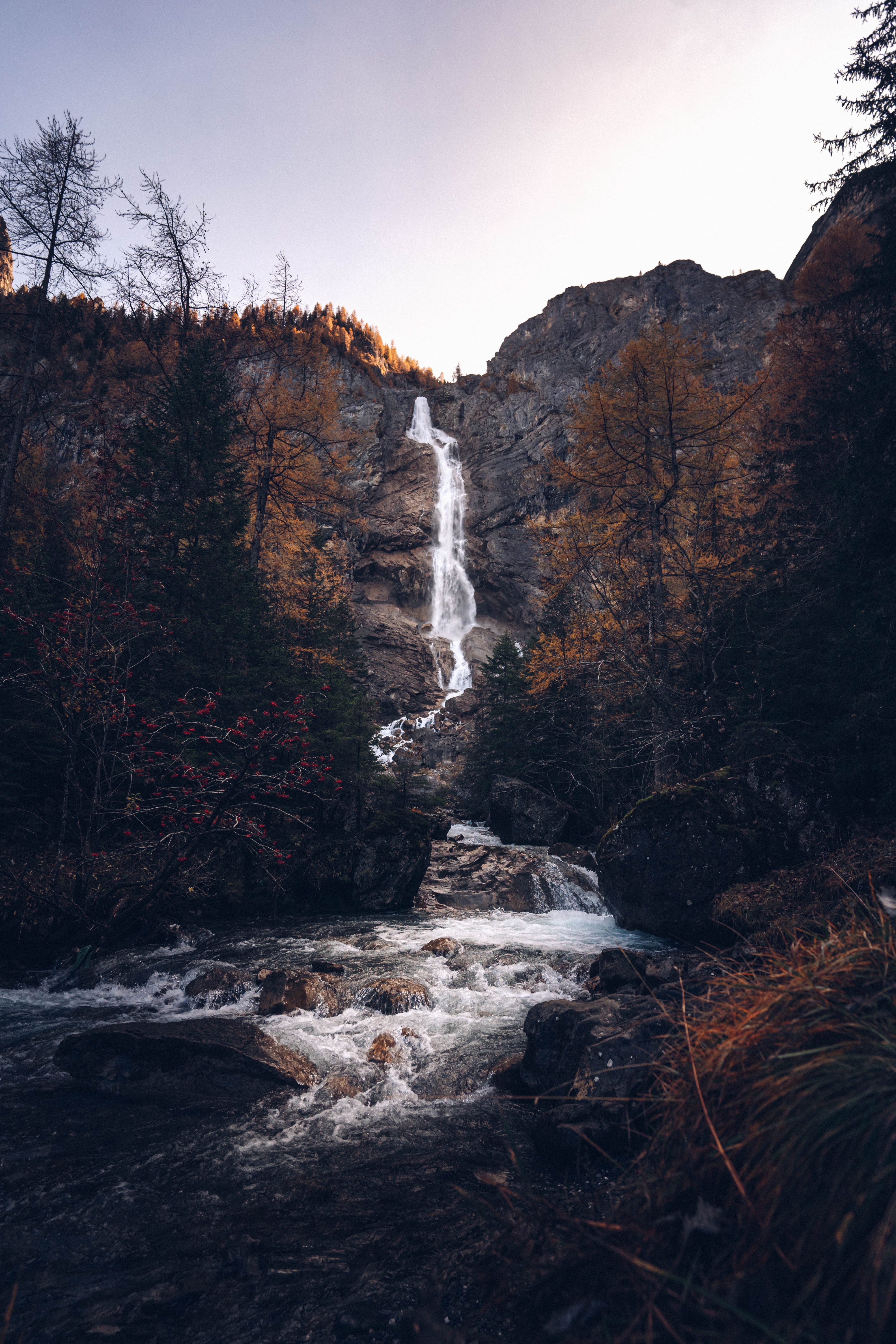 Laden Sie das Cliff, Klippe, Natur, Wasserfall, Flüsse, Landschaft, Herbst-Bild kostenlos auf Ihren PC-Desktop herunter