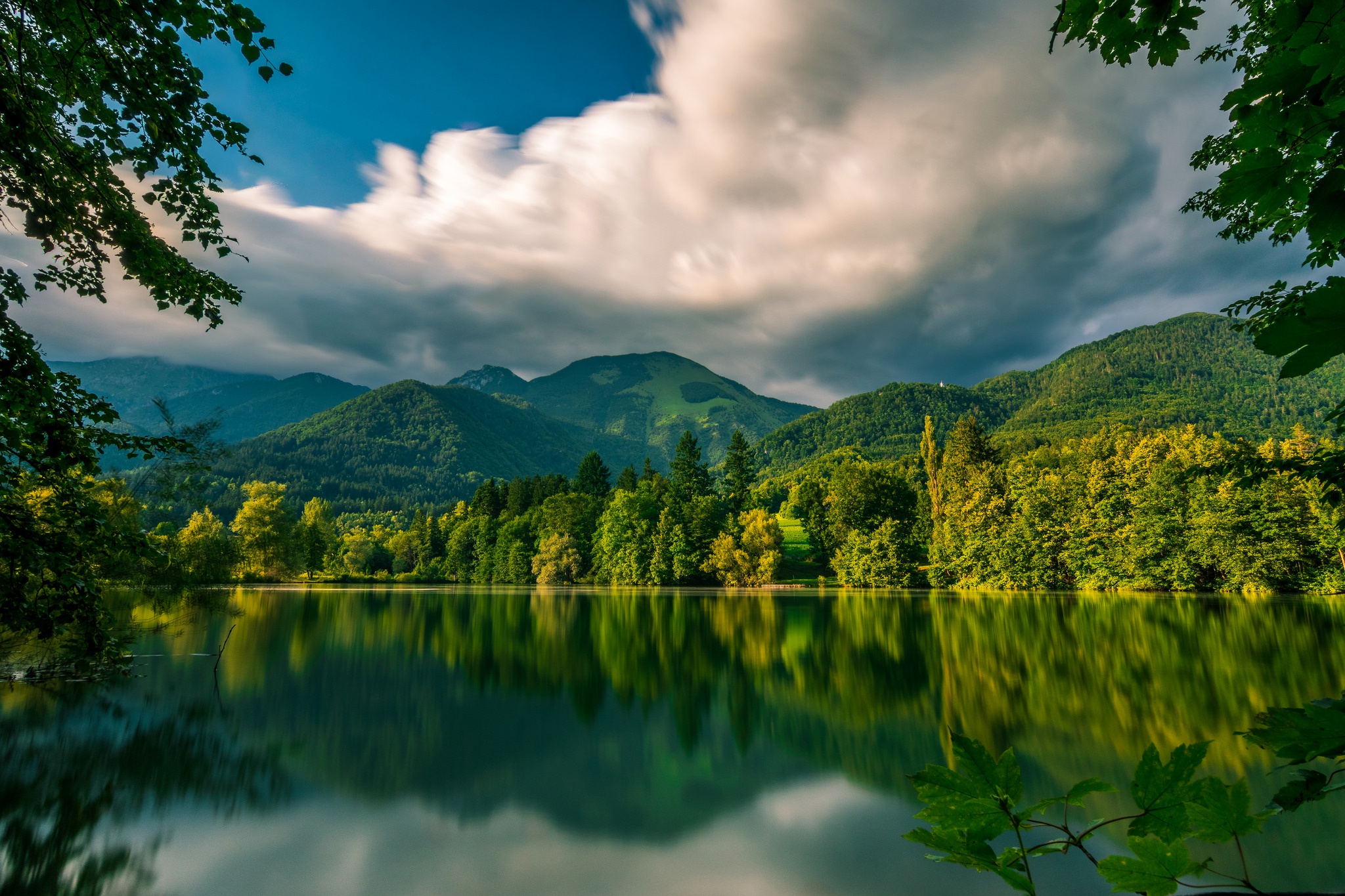 513825壁紙のダウンロード地球, 湖, 緑, črnava 湖, 反射, スロベニア-スクリーンセーバーと写真を無料で