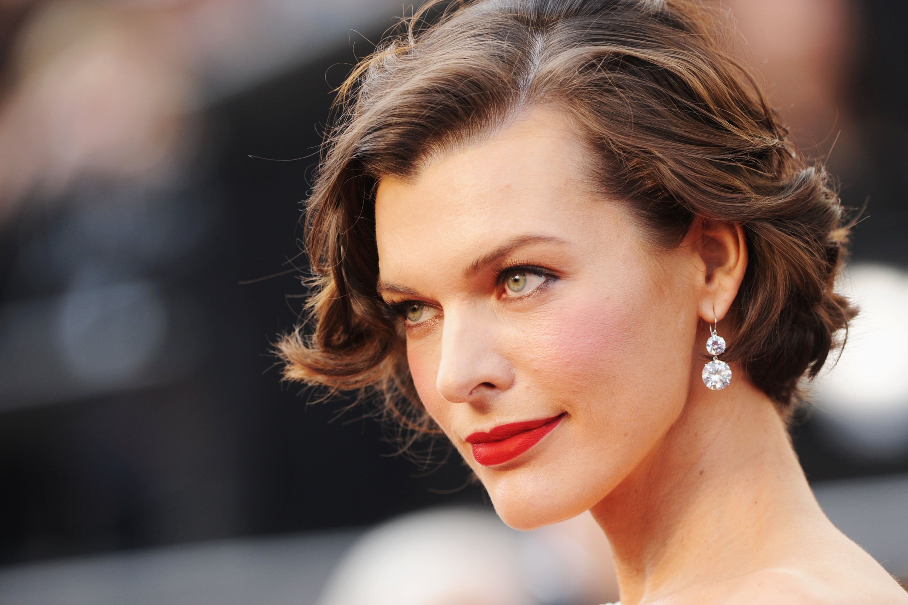 Download mobile wallpaper Milla Jovovich, Face, Brunette, American, Celebrity, Short Hair, Actress, Lipstick for free.