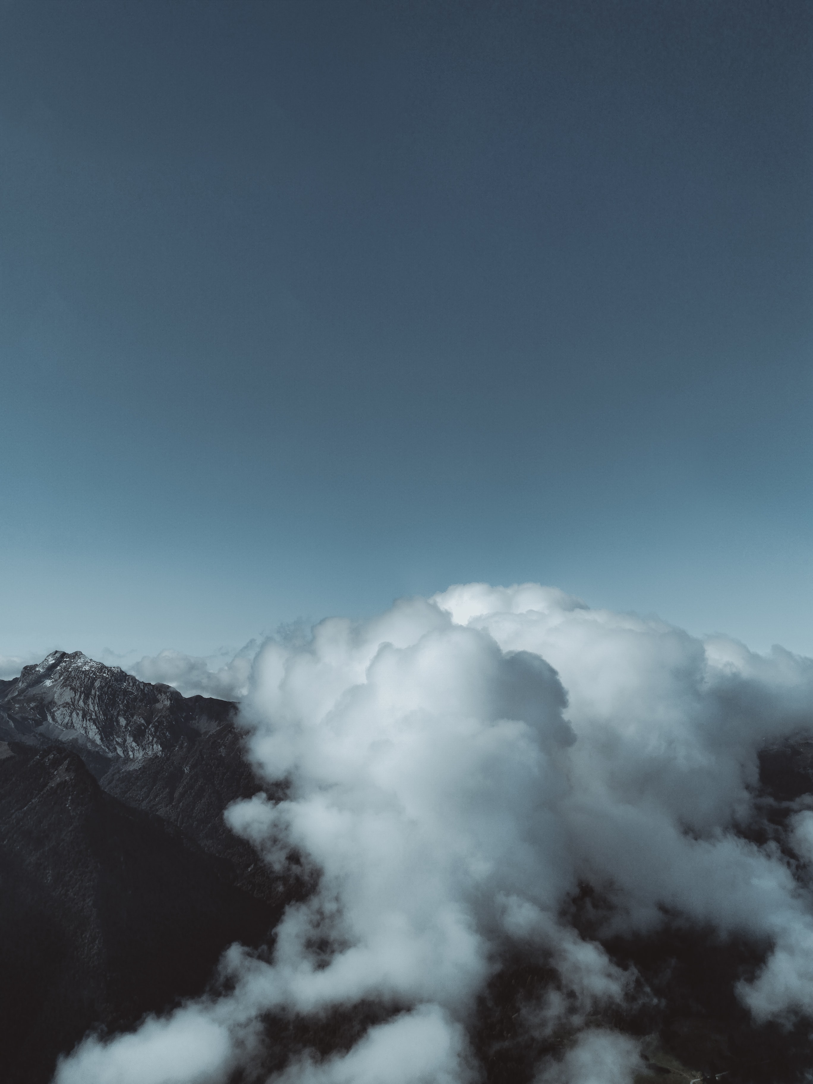 Handy-Wallpaper Natur, Mountains, Clouds, Felsen, Die Steine, Nebel, Sky kostenlos herunterladen.