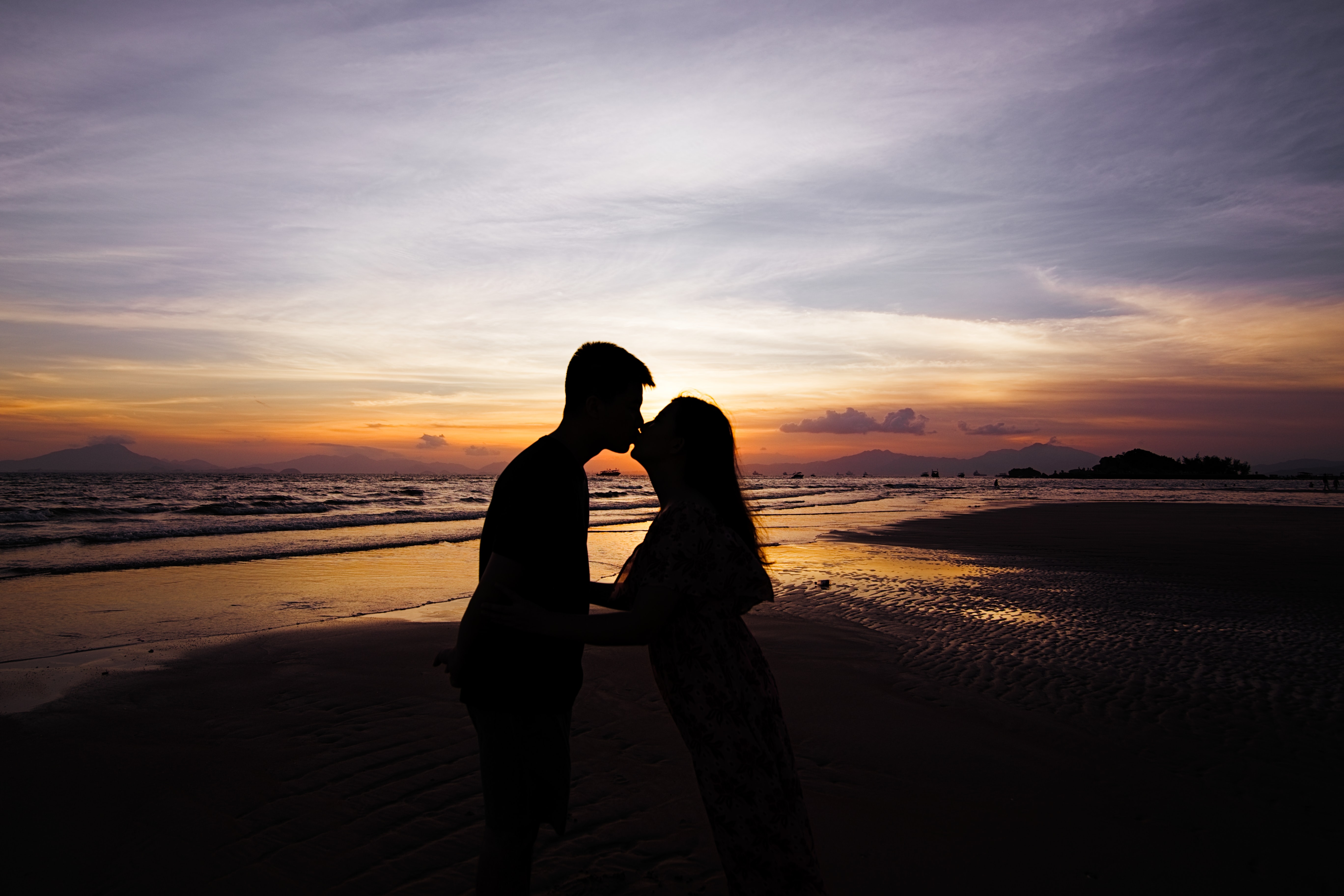 Free download wallpaper Sunset, Kiss, Silhouette, Love on your PC desktop