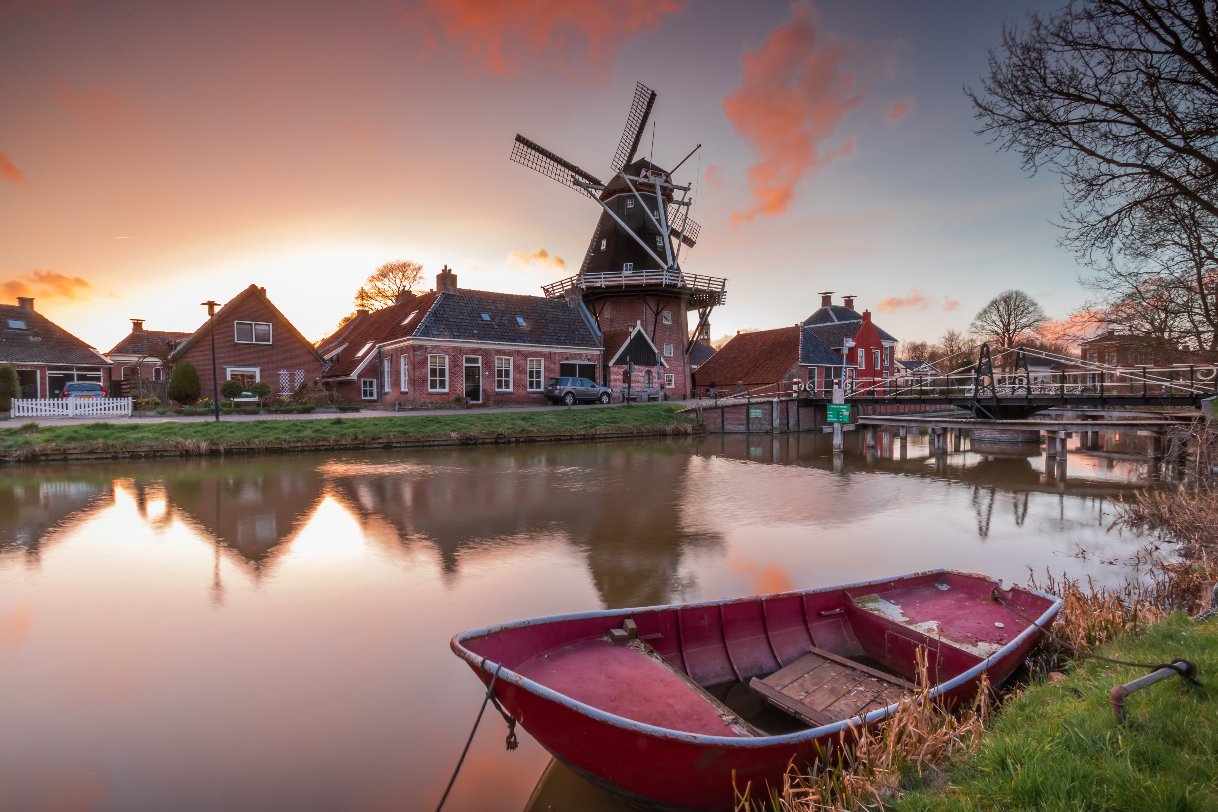 988900 скачать обои ветряная мельница, сделано человеком, лодка, мост, гронинген, нидерланды, река - заставки и картинки бесплатно